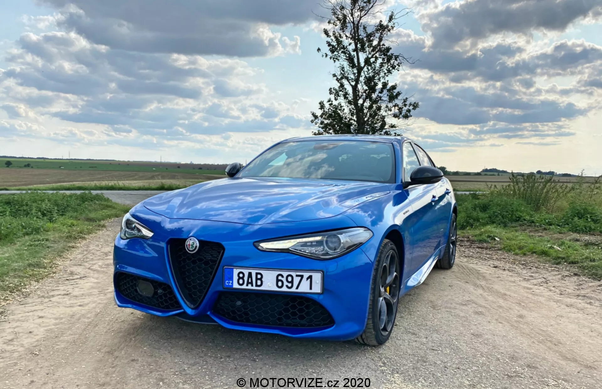Alfa Romeo Giulia 2016, um sedã premium esportivo e elegante com uma grade distinta, curvas estilizadas e engenharia de alta performance