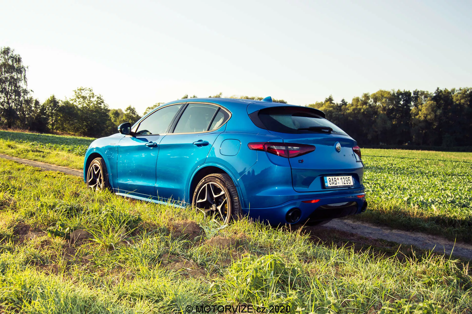 Alfa Romeo Stelvio 2017 - um SUV de luxo altamente elegante, com um design exterior aerodinâmico, rodas de liga leve premium e a grade frontal característica da Alfa Romeo, enfatizando o desempenho esportivo e a sofisticação refinada.