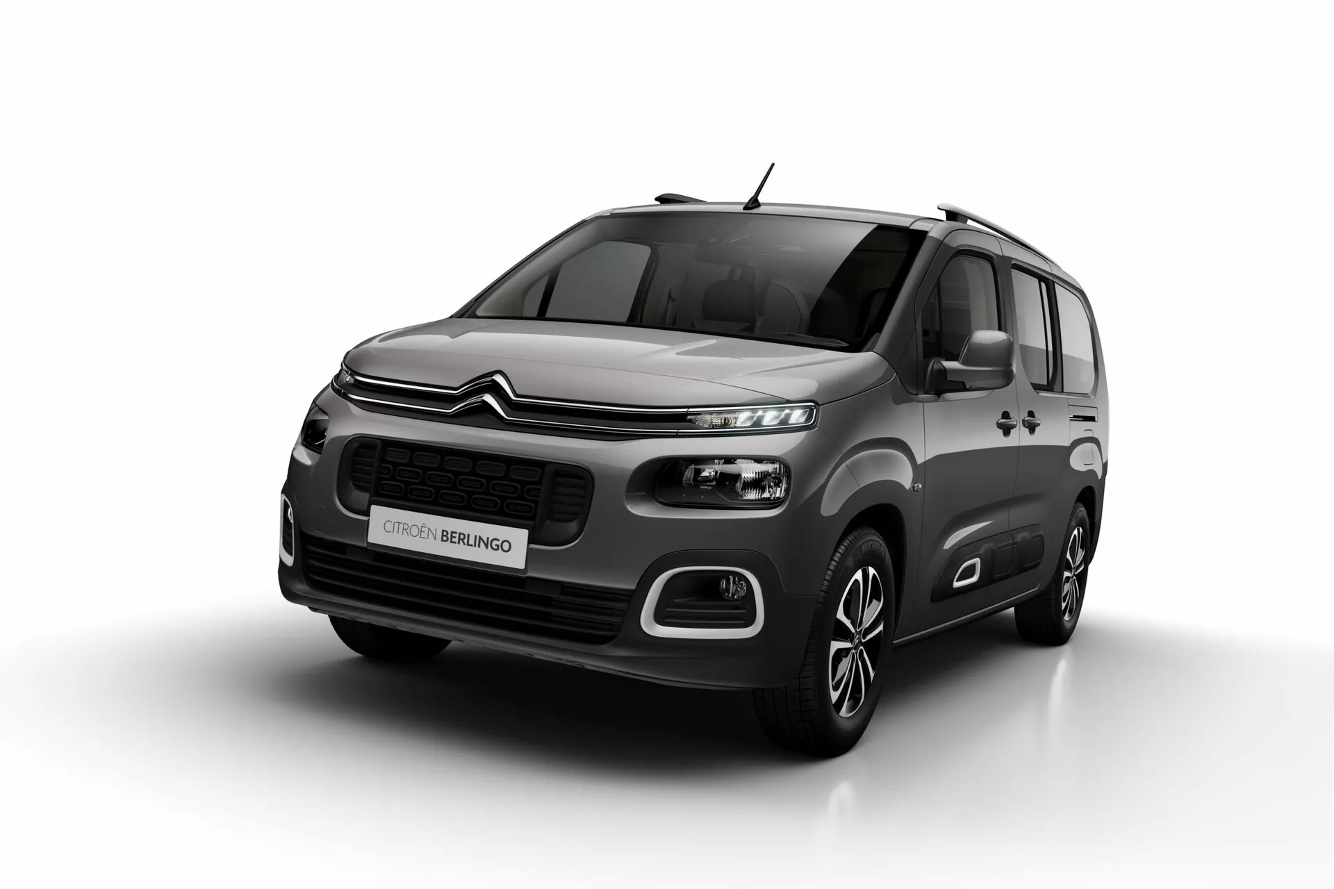 Foto de estúdio do Citroën Berlingo 2021 mostrando o perfil frontal e lateral com grade proeminente, faróis de LED, luzes de nevoeiro, para-choque elegante, rodas de liga leve e carroceria metálica destacando recursos de design e tecnologia