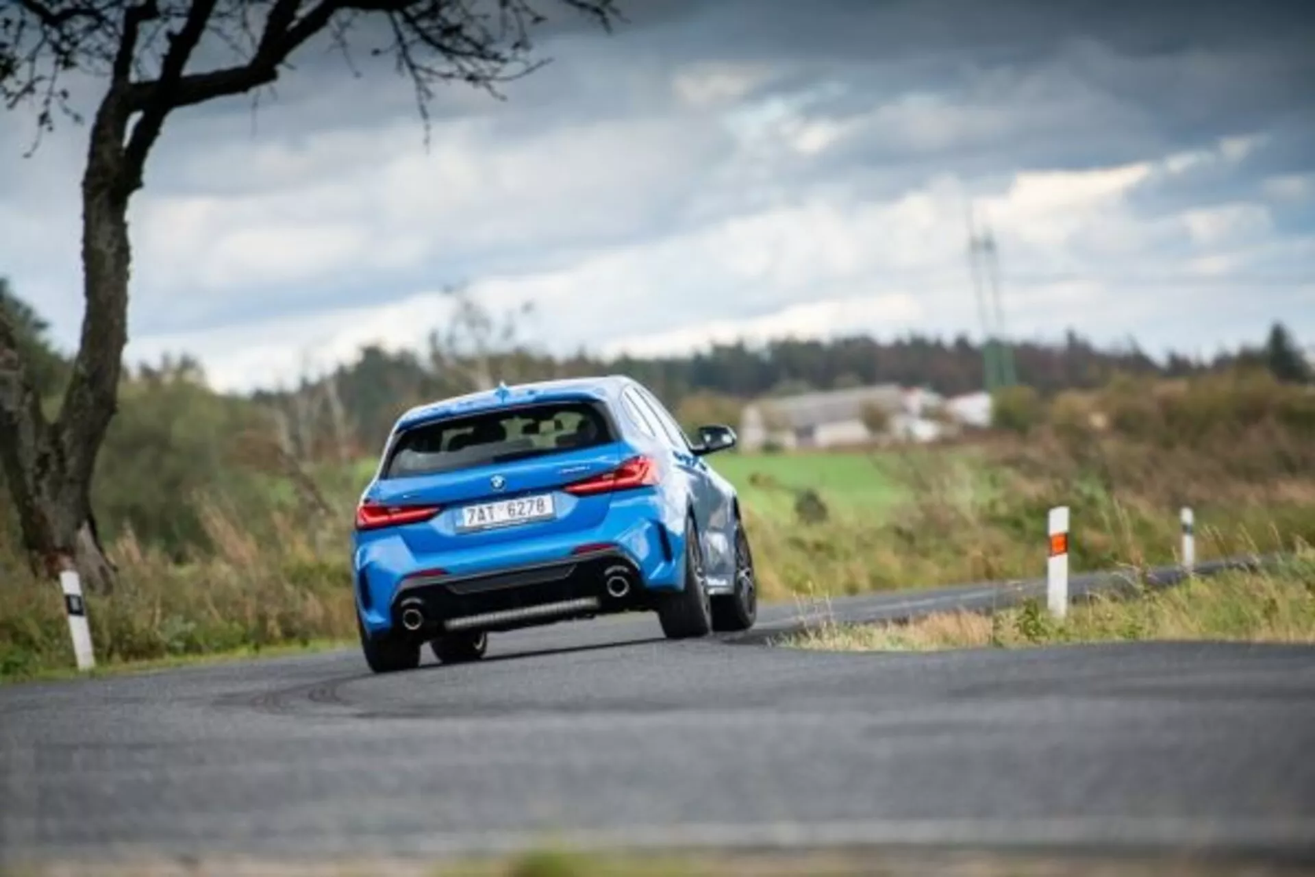 Modelo BMW Série 1 M Performance 2019 em elegante cinza metálico, com aerodinâmica aprimorada, rodas de liga leve esportivas e faróis LED distintivos