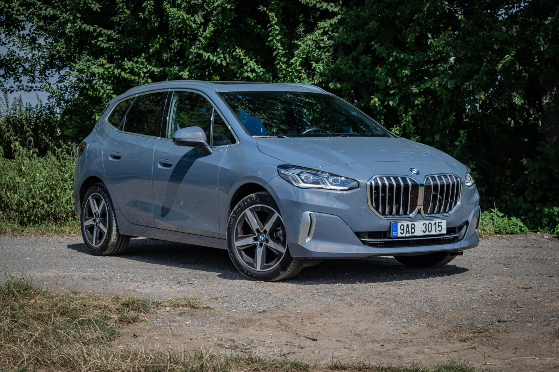 BMW Série 2 Active Gran Tourer 2022 exibindo seu design elegante, interior moderno e recursos tecnológicos avançados