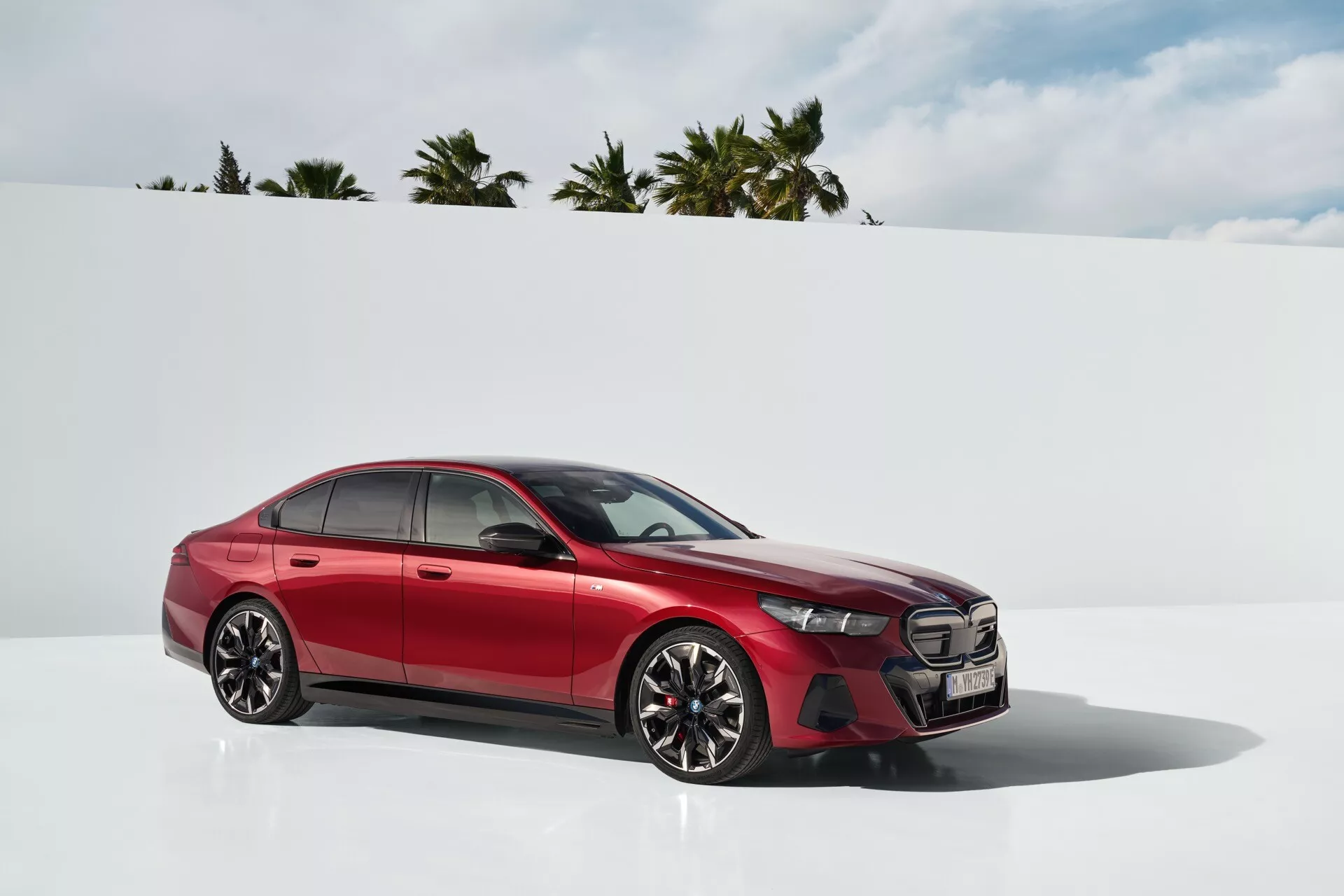 Série 5 da BMW (G60-G61) 2023 exibindo seu design elegante, recursos tecnológicos avançados e desempenho potente em um ambiente urbano moderno