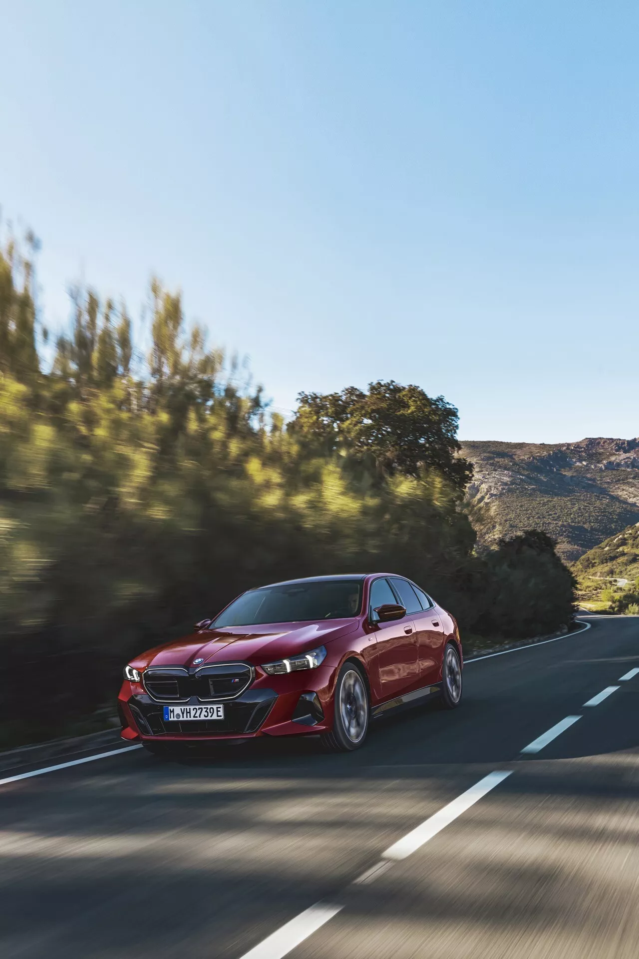 Modelo 2023 BMW Série 5 G60-G61 em elegante cor prata exibindo características avançadas de design e tecnologia