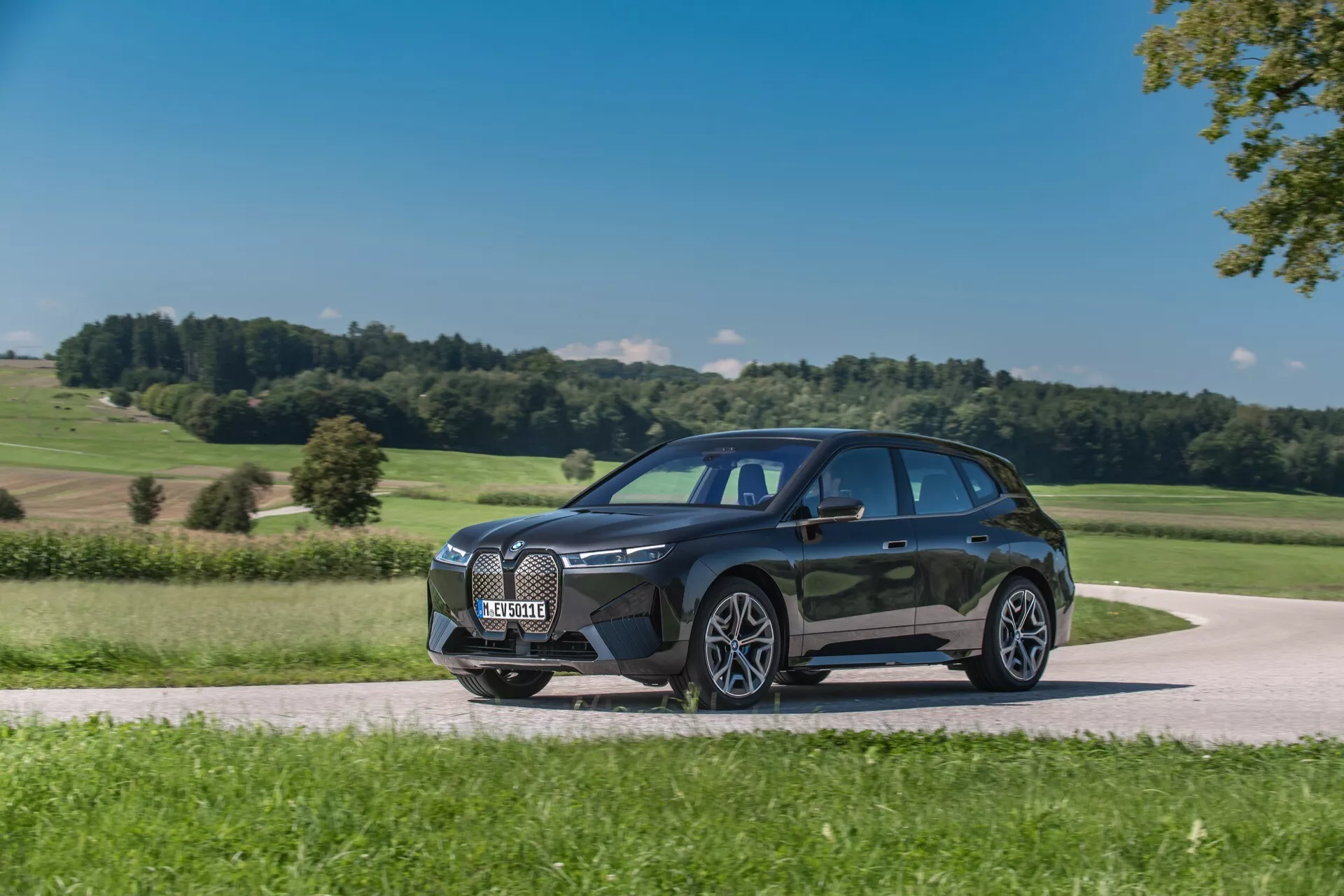 BMW iX i20 de 2021 em um design elegante mostrando seu exterior futurista, linhas elegantes e tecnologia inovadora