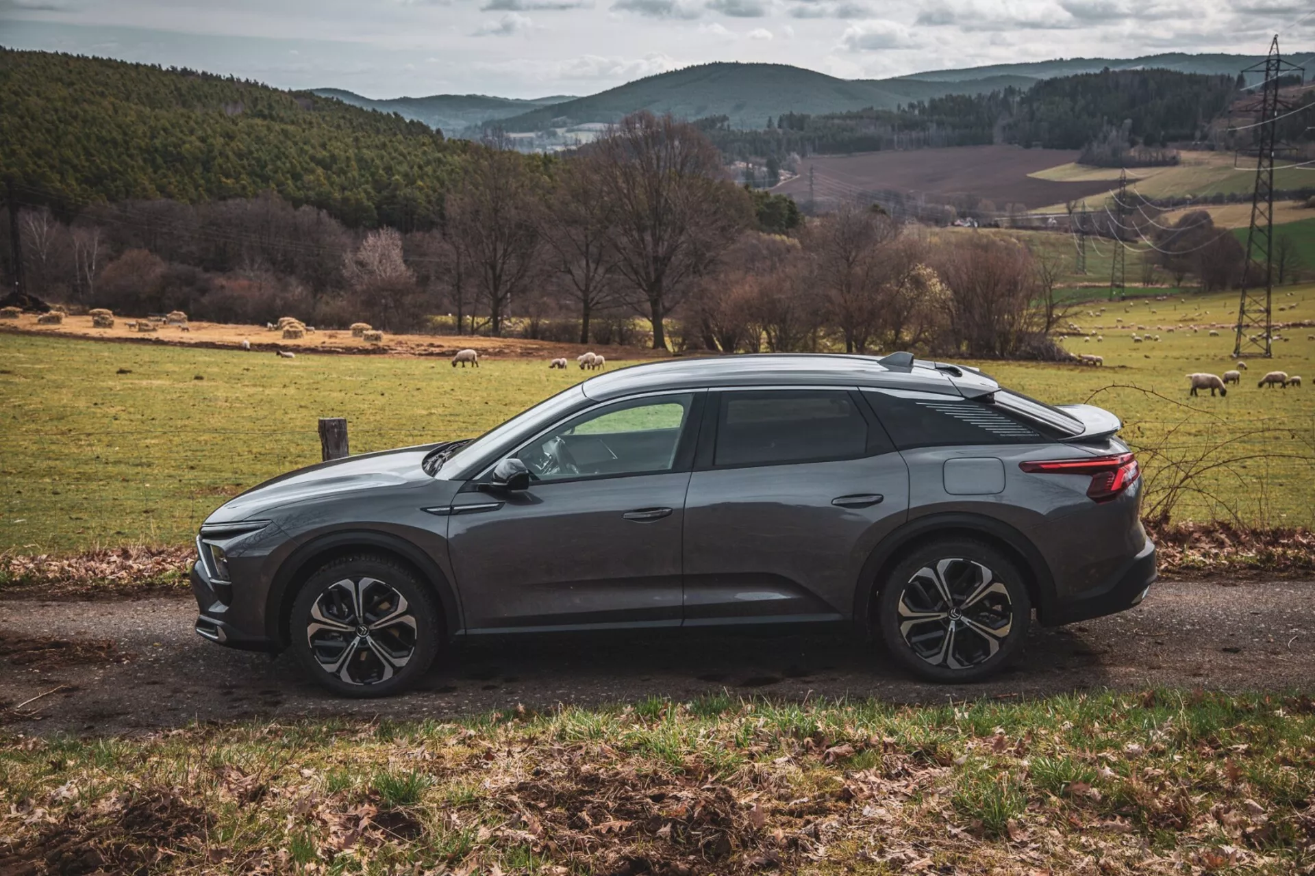 Citroën C5-X 2022 em uma elegante cor prata, mostrando seu design inovador e características tecnológicas em um dia claro