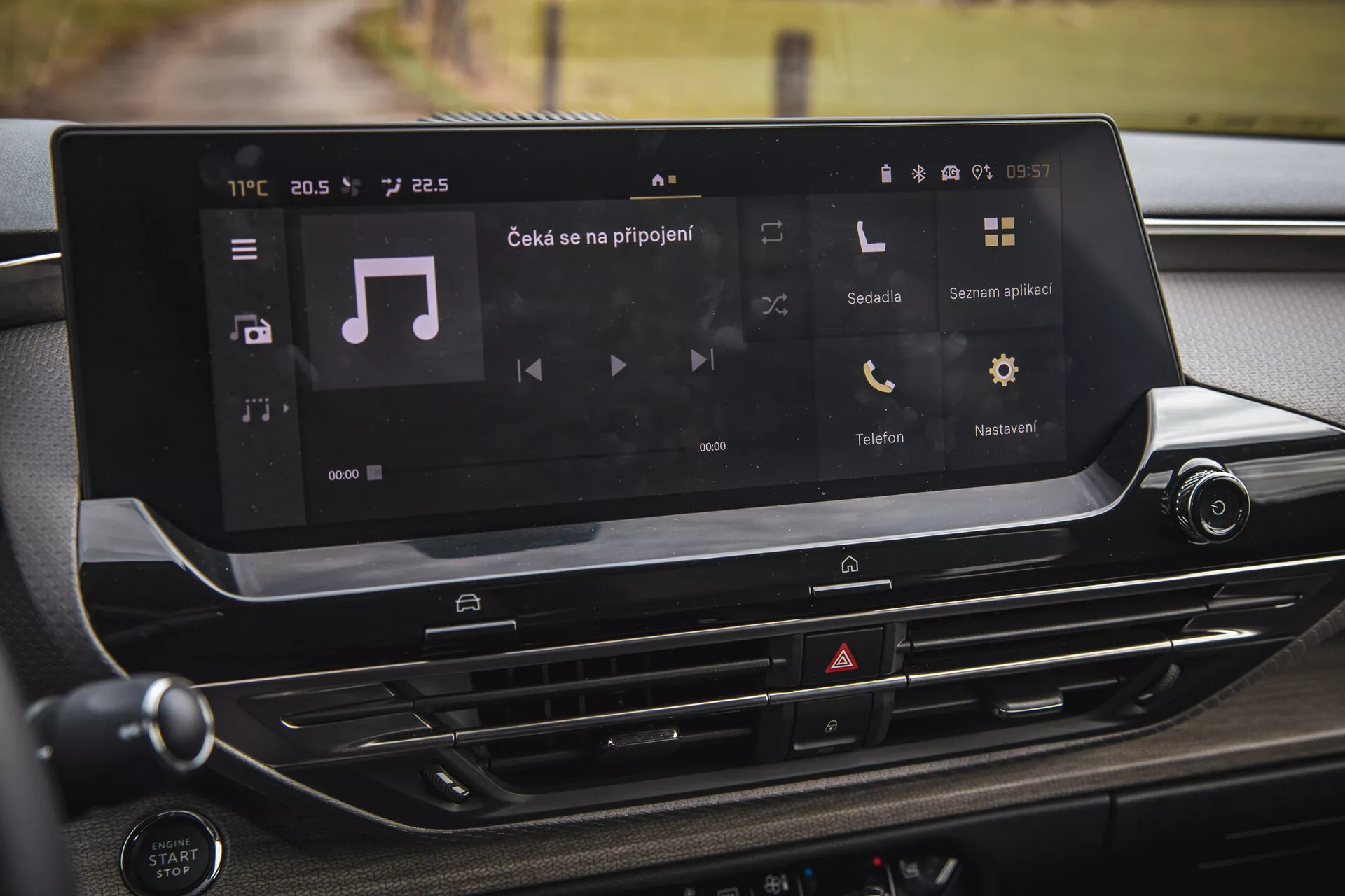 Interior do Citroen C5-X 2022 focado no sistema de infotenimento touchscreen de alta resolução no painel apresentando reprodução de mídia, conectividade telefônica e botões de controle climático com um design moderno e elegante