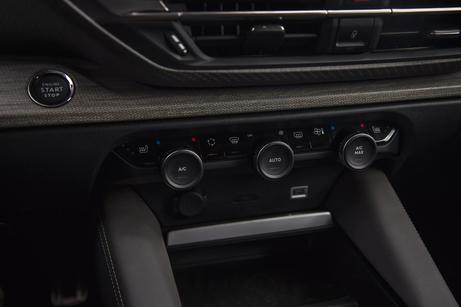 Vista detalhada do interior do Citroen C5-X 2022 com botão de partida/parada sem chave e sistema avançado de controle de clima com regulação AUTOMÁTICA de temperatura e opções de recirculação de ar.
