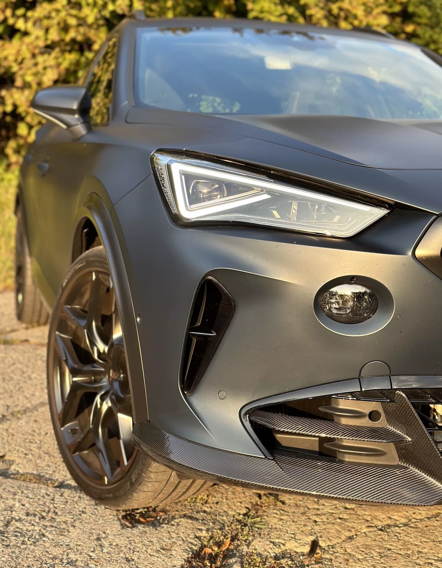 Visão detalhada do quarto frontal-esquerdo do Cupra Formentor 2020 com farol LED, capô esculpido, para-choque e grade voltados para desempenho e roda de liga leve esportiva