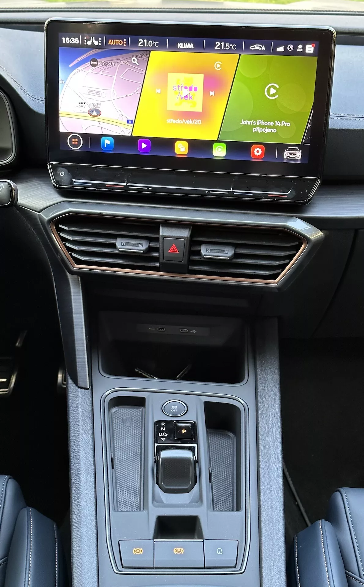 Console central interior do Cupra Formentor 2020 com ecrã tátil do sistema de infotenimento, controlo de clima e selector de mudanças automático