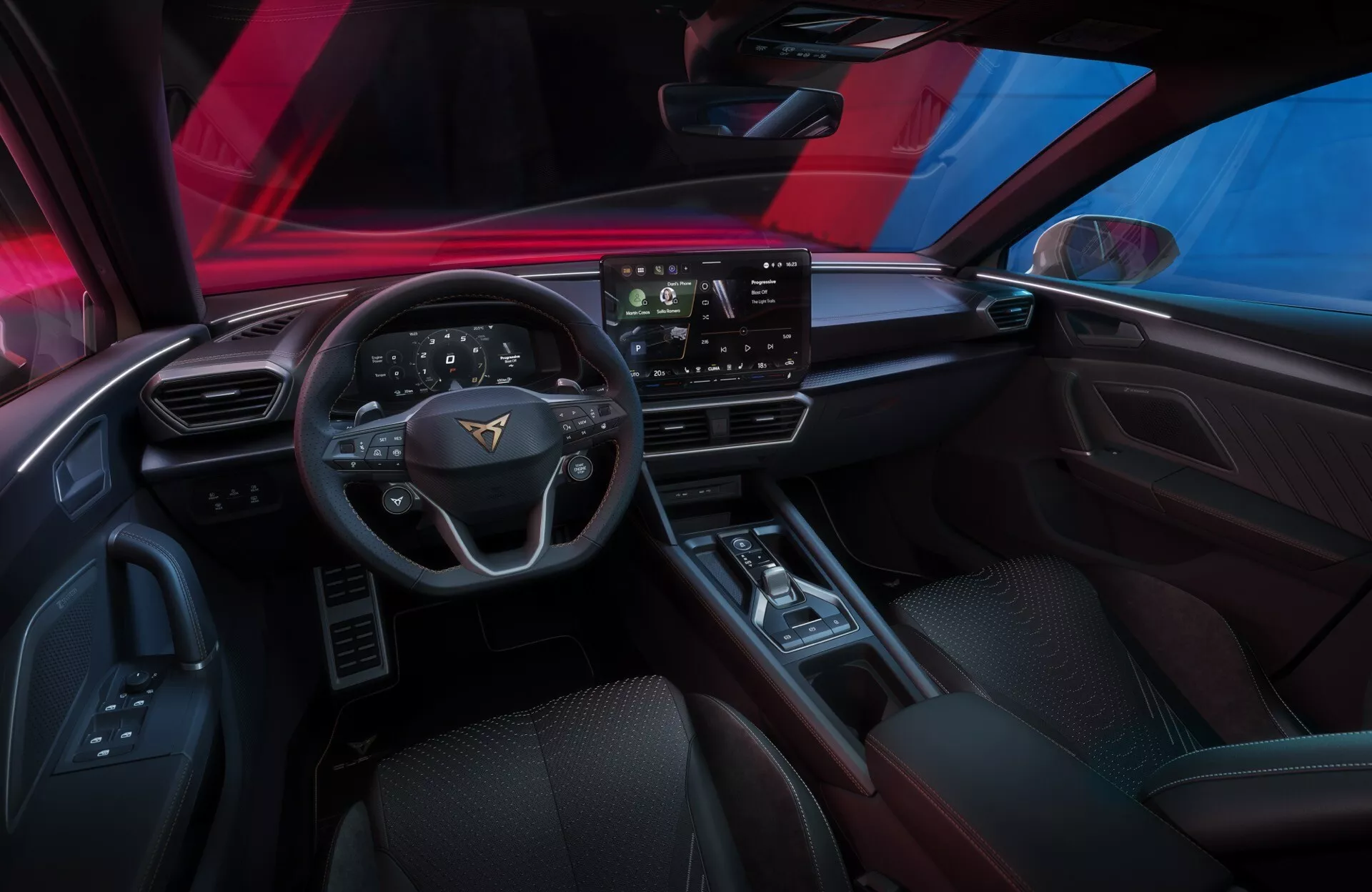 Vista interior do Cupra Leon 2024 (primeira geração facelift) a partir da perspectiva do motorista, mostrando o painel de instrumentos, volante de três raios com controles integrados, grande tela de toque do sistema de infoentretenimento e console central. Recursos visíveis incluem controles de vidros e espelhos, alto-falante, painel digital ou head-up display, sistema minimalista de controle de clima e tecnologias avançadas para conveniência, entretenimento e assistência ao motorista.