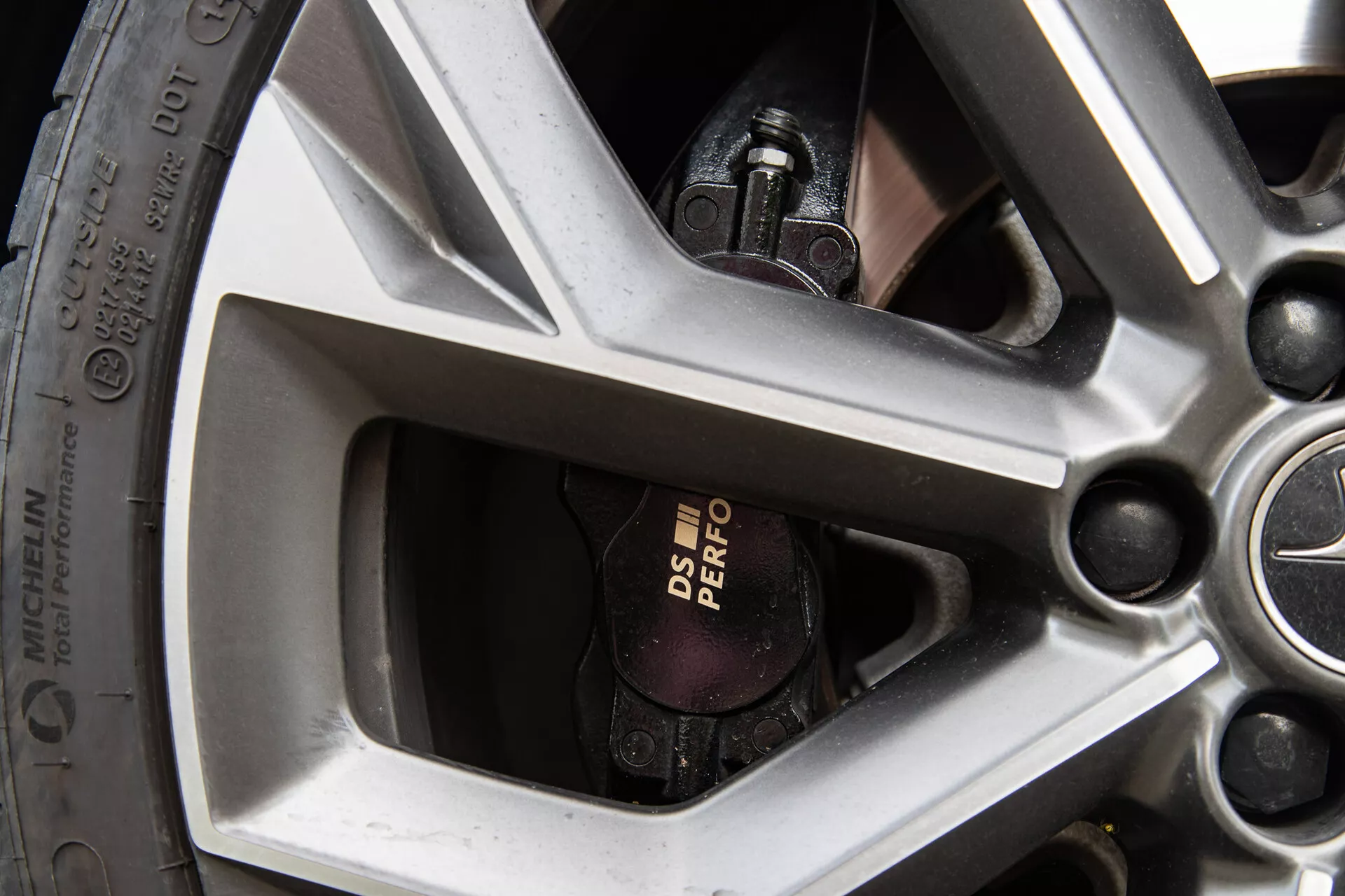 Visão detalhada da roda do DS Automobiles DS-7 2022 com design de cinco raios, pinça de freio Brembo visível e especificações dos pneus orientadas para desempenho.