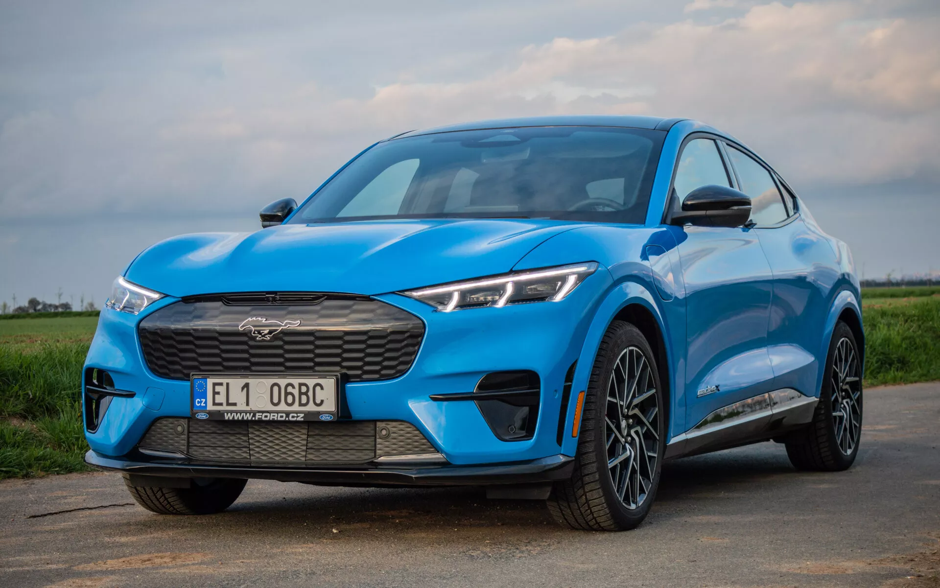 SUV elétrica Ford Mustang Mach-E 2020 em uma postura dinâmica exibindo seu design elegante e recursos inovadores