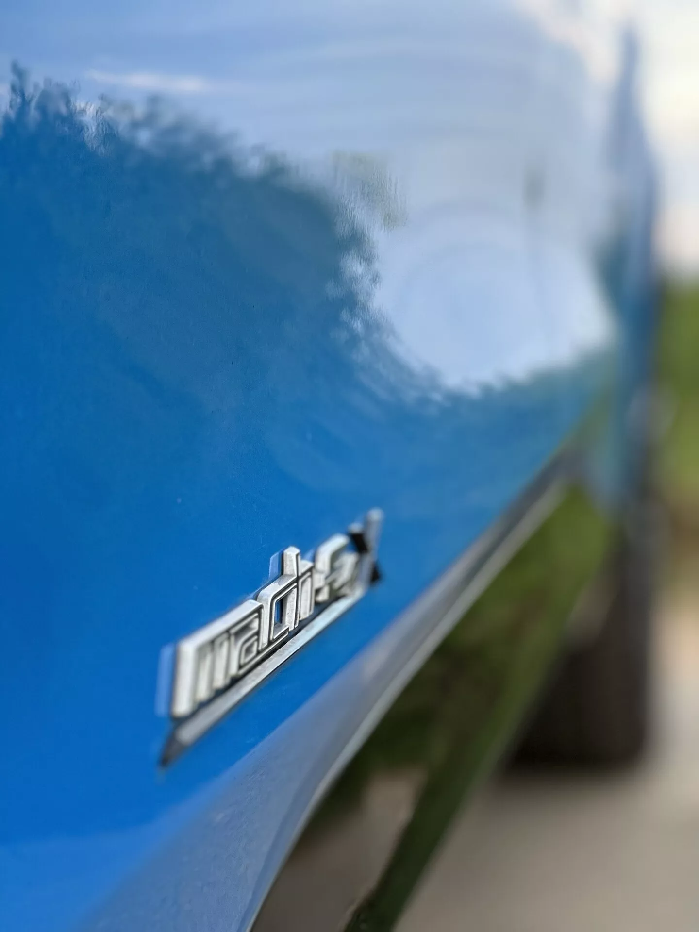SUV elétrico Ford Mustang Mach-E 2020 em cena de condução dinâmica exibindo seu design elegante e recursos modernos