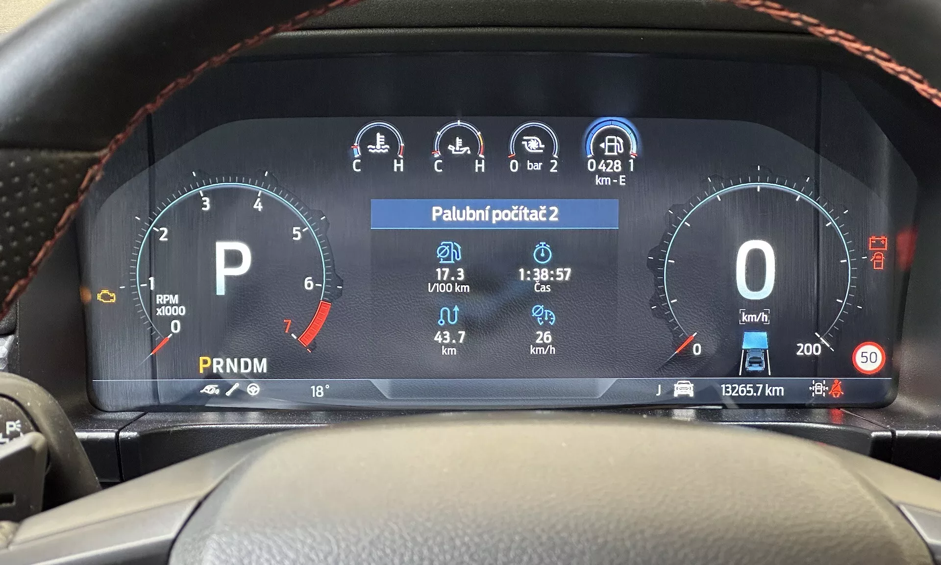Vista do assento do motorista do painel de instrumentos digital do Ford Ranger 2022 mostrando tacômetro, medidor de combustível, velocímetro, tela de temperatura e seleção de marcha no painel moderno do veículo