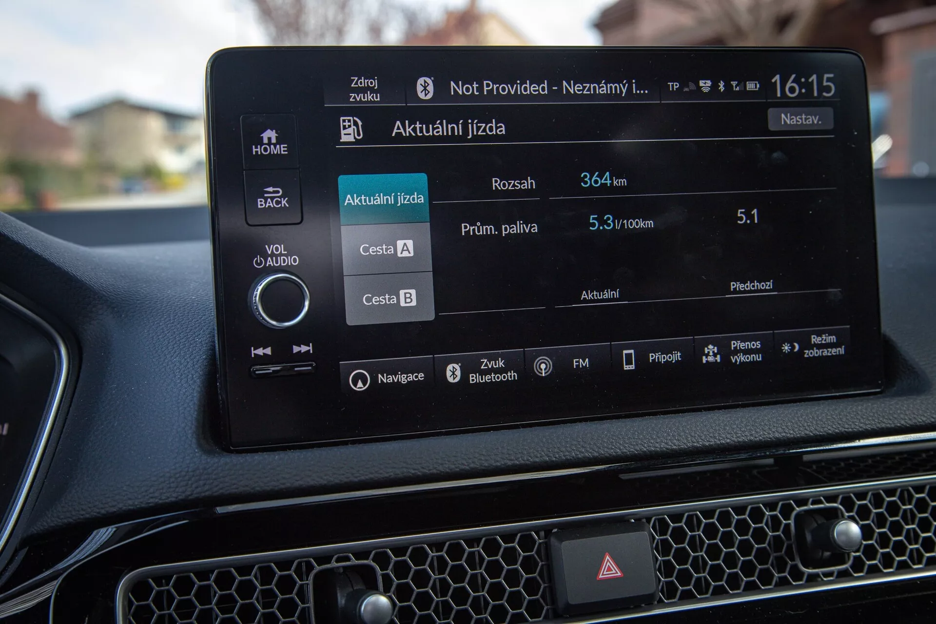 Sistema de infotenimento do Honda Civic 2022 exibindo navegação e dados de condução em tempo real, visto da perspectiva do motorista ou do passageiro da frente