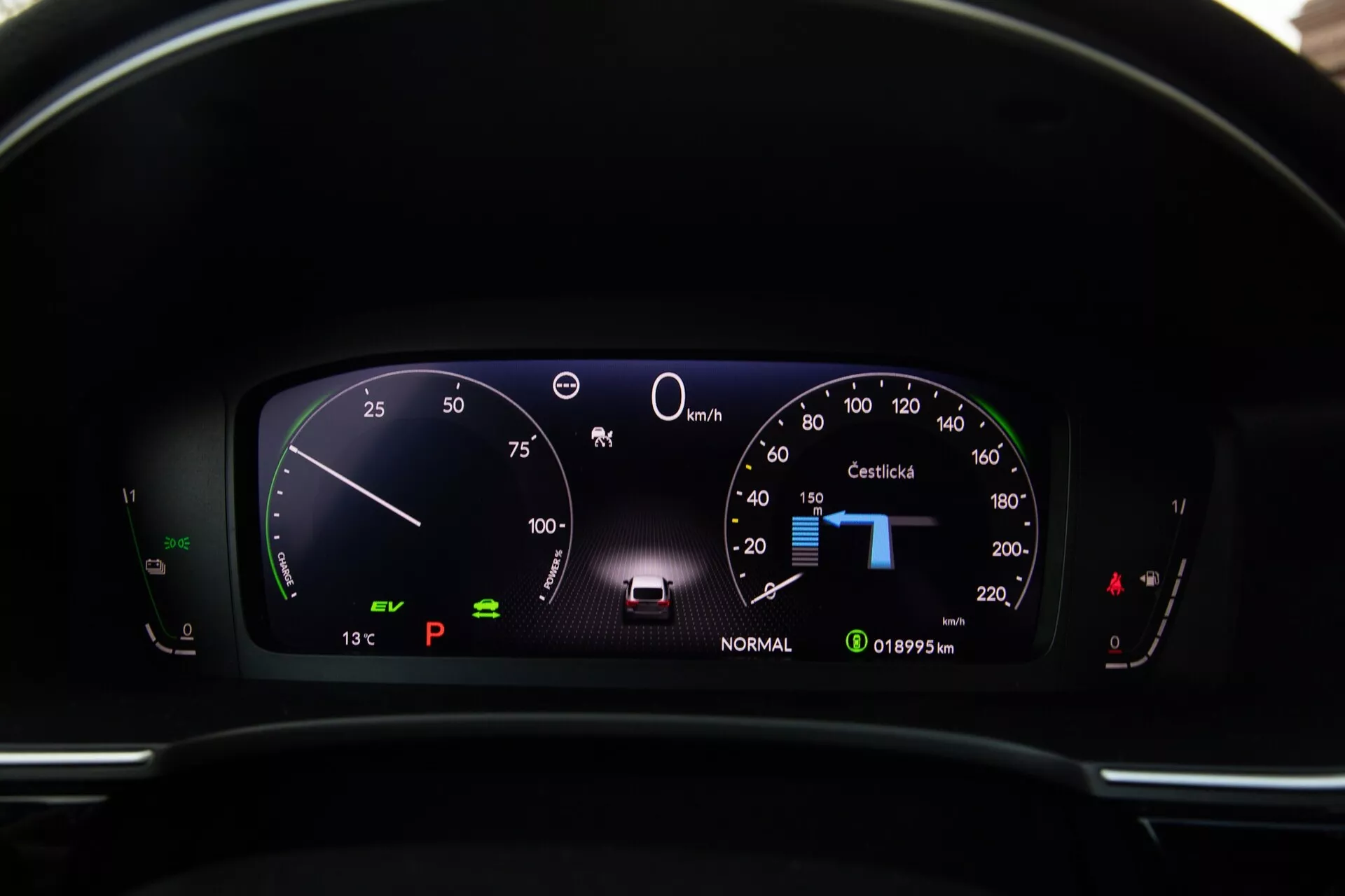 Vista detalhada do painel digital do Honda Civic 2022 mostrando velocímetro a 0 km/h, indicador 'PRONTO', seleção de marcha 'P', temperatura externa '13°C', odômetro em '101995 km' e status da bateria do ponto de vista do motorista