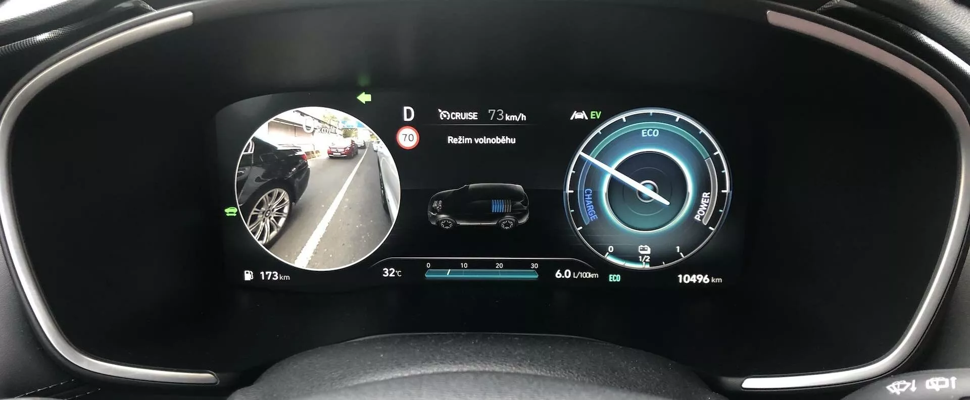 Perspectiva do motorista do moderno painel de instrumentos digital do Hyundai Santa Fe 2020, exibindo uma variedade de informações, incluindo: velocímetro digital a 0 km/h, medidor de uso de energia, imagem central do carro com indicadores de segurança, temperatura externa a 3°C, marcador de tanque cheio, feed da câmera do retrovisor lateral, indicador de marcha em 'D', ícones de status do veículo e odômetro mostrando uma faixa estimada de 1069 km, tudo em uma tela widescreen que combina monitoramento do estado do veículo, recursos de segurança e sistemas de infotainment.