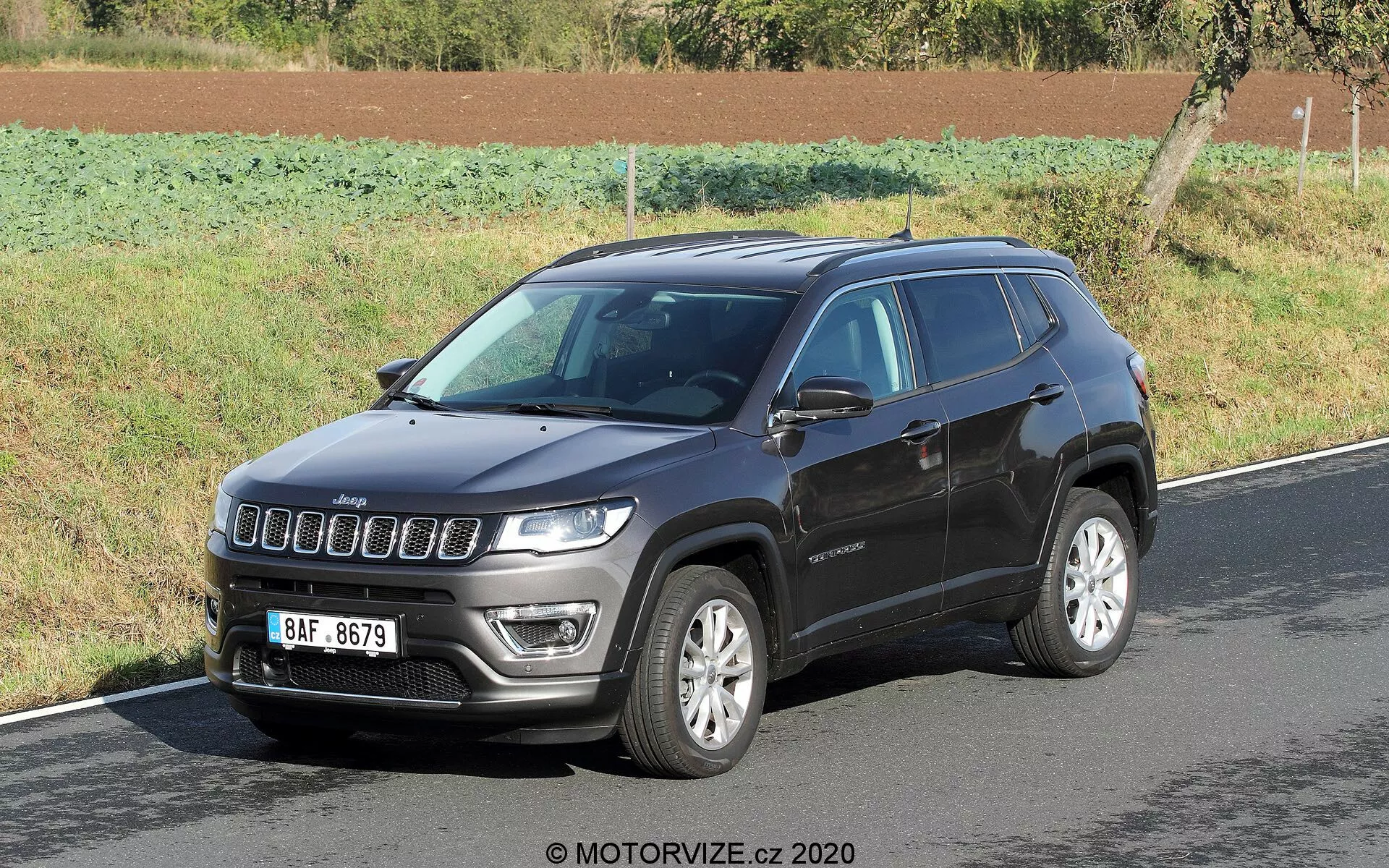 Jeep Compass 2017 exibindo design elegante, capacidades off-road e recursos modernos