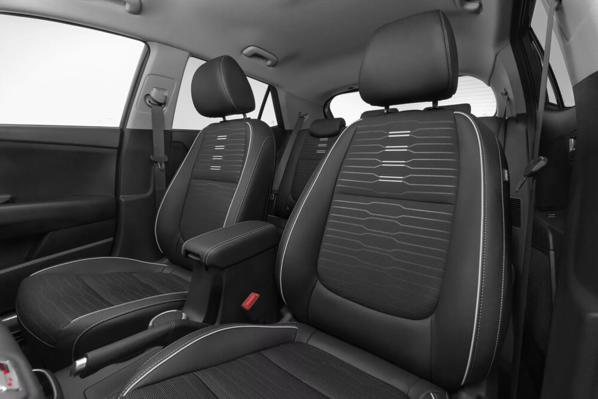 Vista interior do Kia Stonic 2017 com assentos dianteiros em estofamento de couro preto e tecido