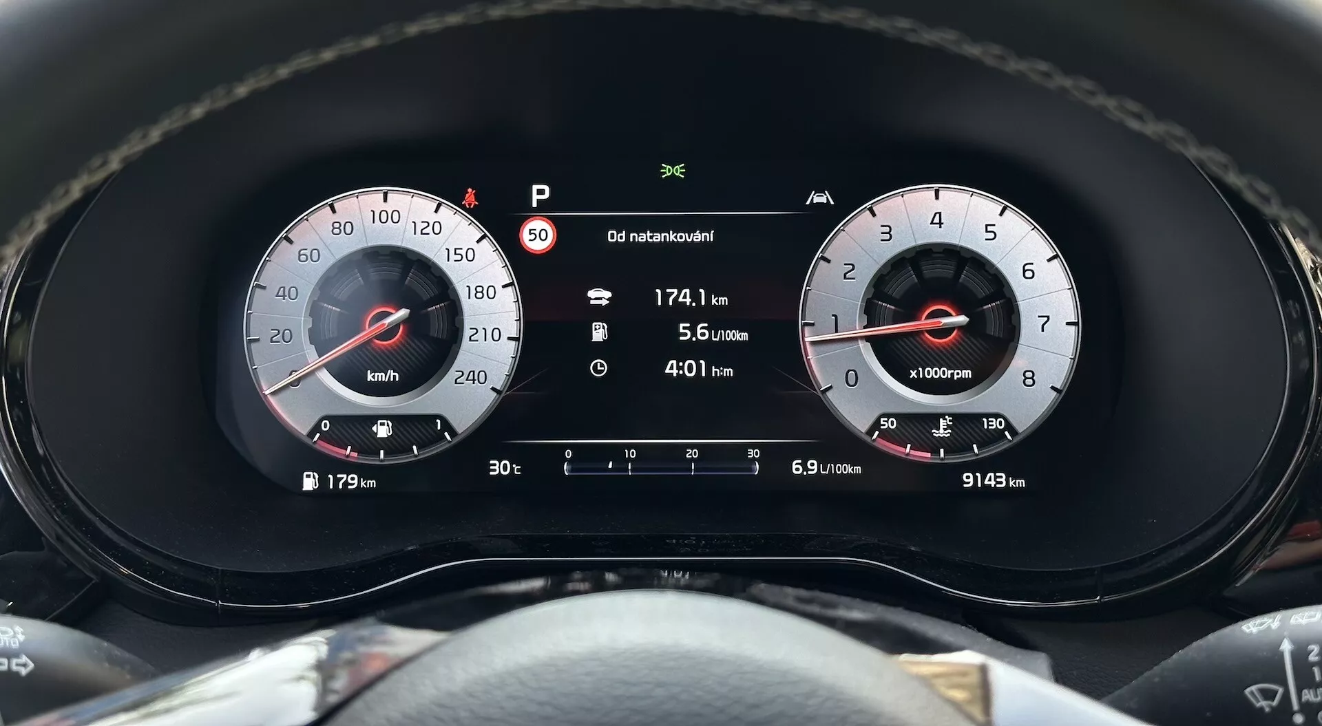 Visão detalhada do painel de instrumentos do Kia XCeed 2022 destacando velocímetro, tacômetro e exibição digital com indicador de modo de estacionamento, distância de viagem, economia de combustível e leitura total do odômetro
