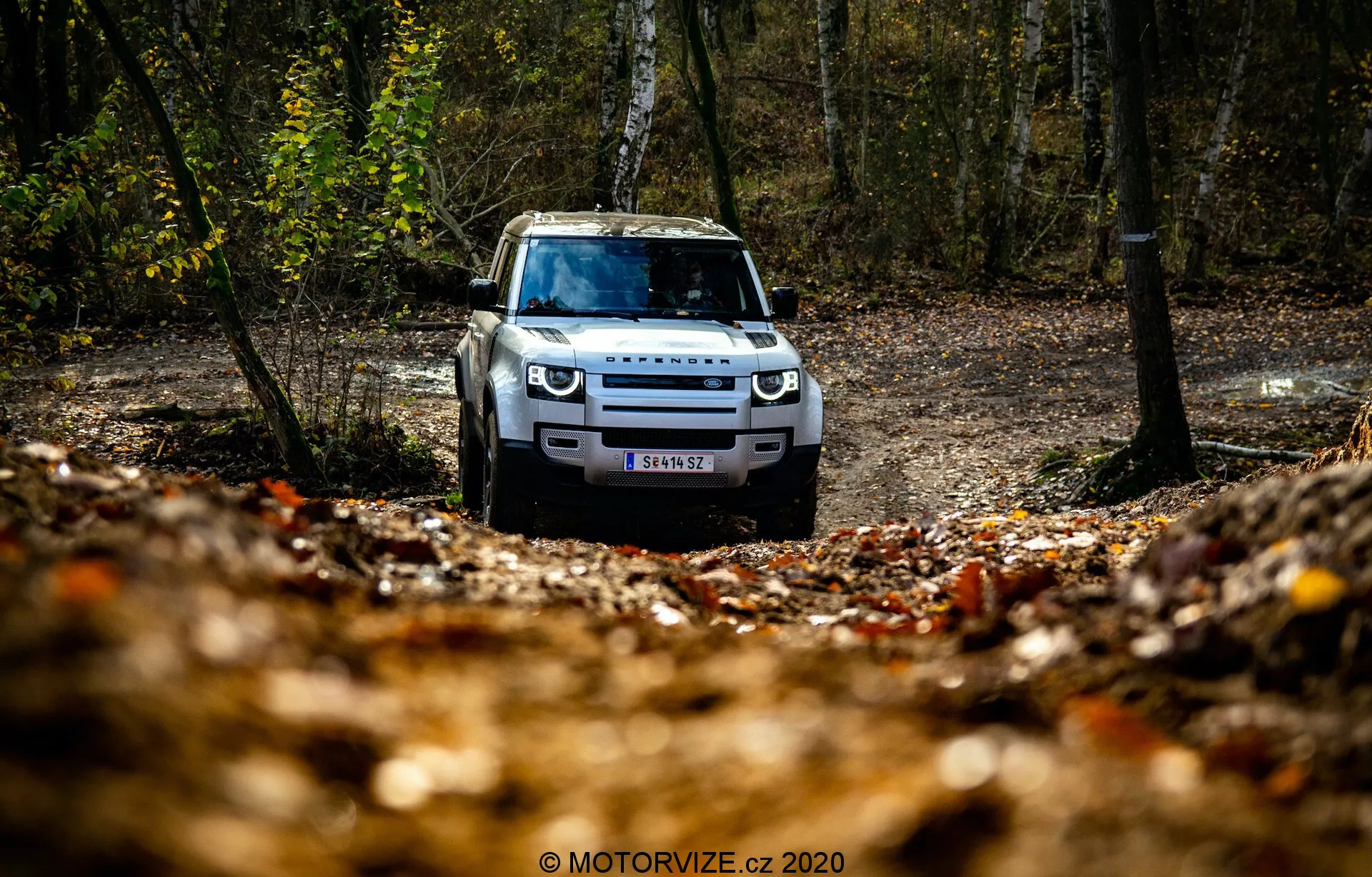 Land Rover Defender 2020 exibindo design robusto, capacidades avançadas de off-road e tecnologia moderna.