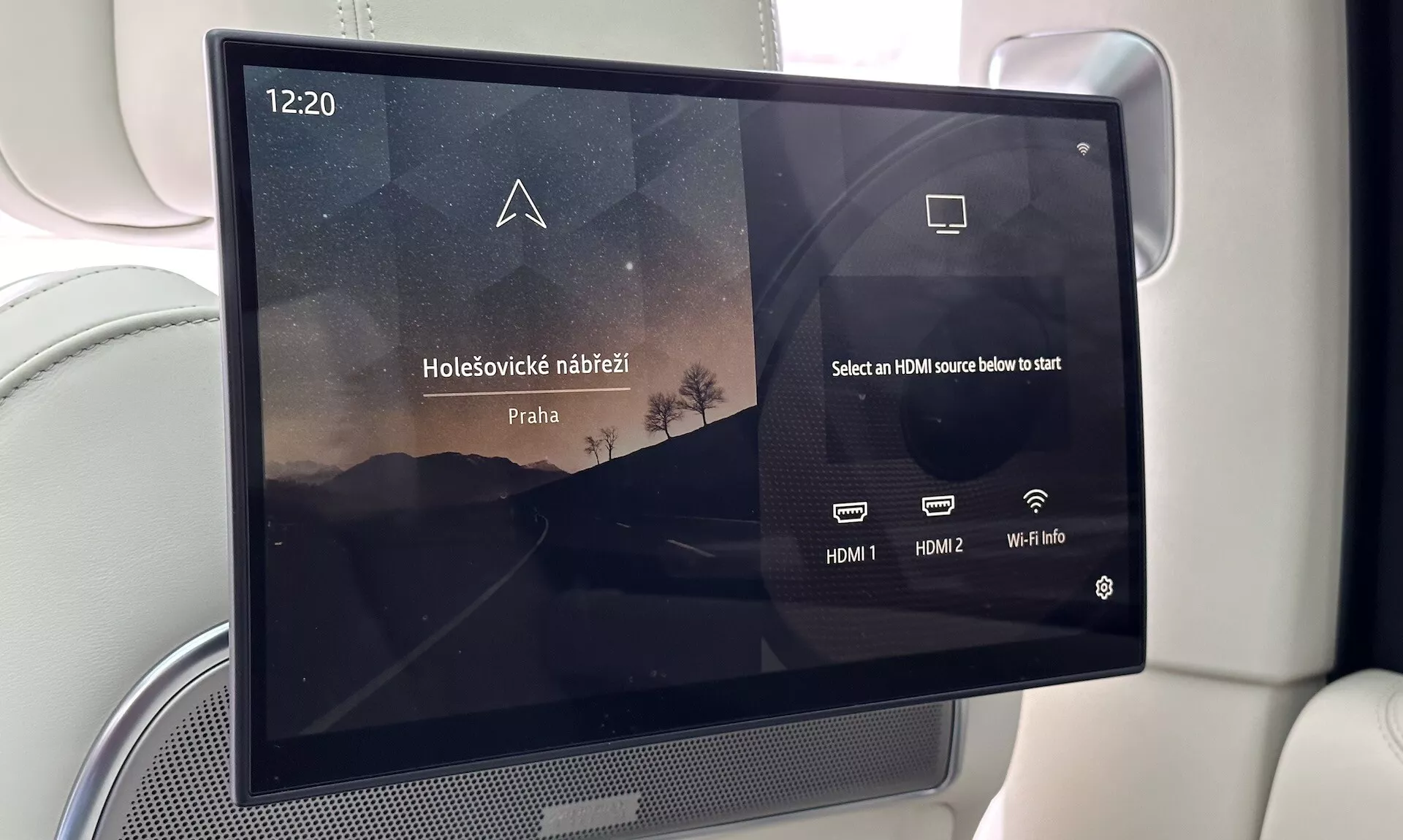 Sistema de entretenimento no carro Land Rover Range Rover 2021 com tela touchscreen no assento traseiro com conectividade HDMI e informações de Wi-Fi, estofamento luxuoso visível