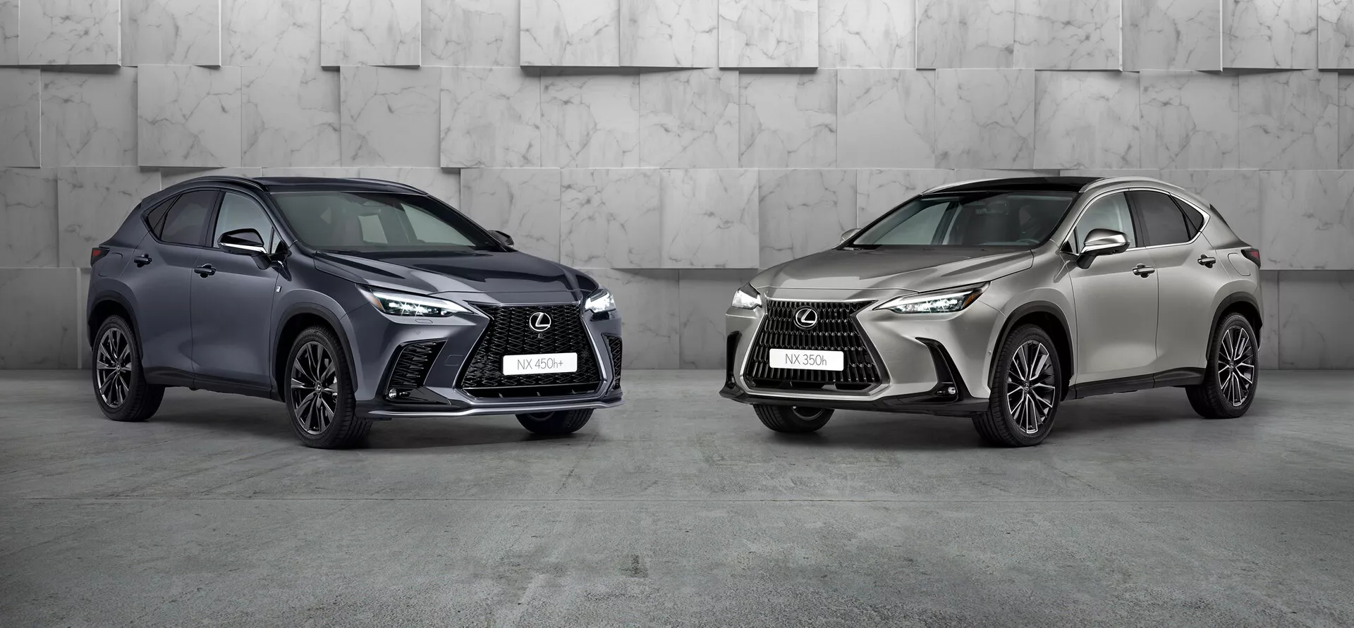 A imagem apresenta dois carros Lexus NX 2021 em um ambiente de estúdio profissional. O carro à esquerda, um SUV compacto de cor escura com uma grade frontal agressiva e distintiva, faróis de LED afiados e grandes entradas de ar, está angulado para mostrar a frente e o lado esquerdo. As rodas estão viradas para a câmera, destacando o design das rodas. O carro à direita, em uma cor metálica clara, também está angulado, mas para a esquerda, compartilhando uma linguagem de design semelhante com um estilo de roda diferente. Ambos os SUVs de luxo, posicionados de forma destacada na imagem, exibem design avançado e possíveis tecnologias modernas.