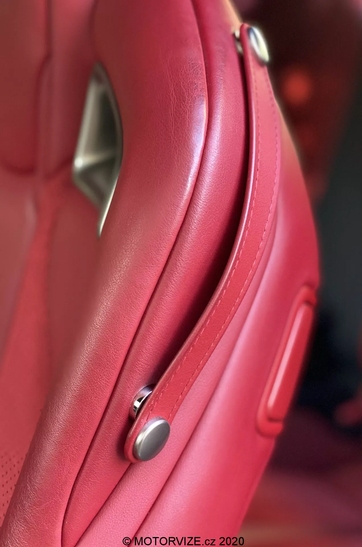 Lexus RC 2016, um coupé de luxo com design elegante, recursos avançados de segurança e desempenho potente