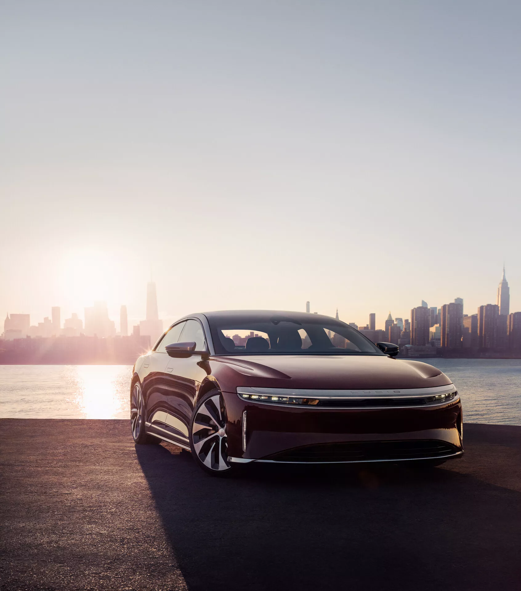Lucid Air 2022 (1ª Geração) - Sedan elétrico de luxo com design aerodinâmico elegante, sistemas avançados de assistência ao motorista, interior espaçoso e de alta tecnologia, e capacidades de autonomia e desempenho impressionantes.