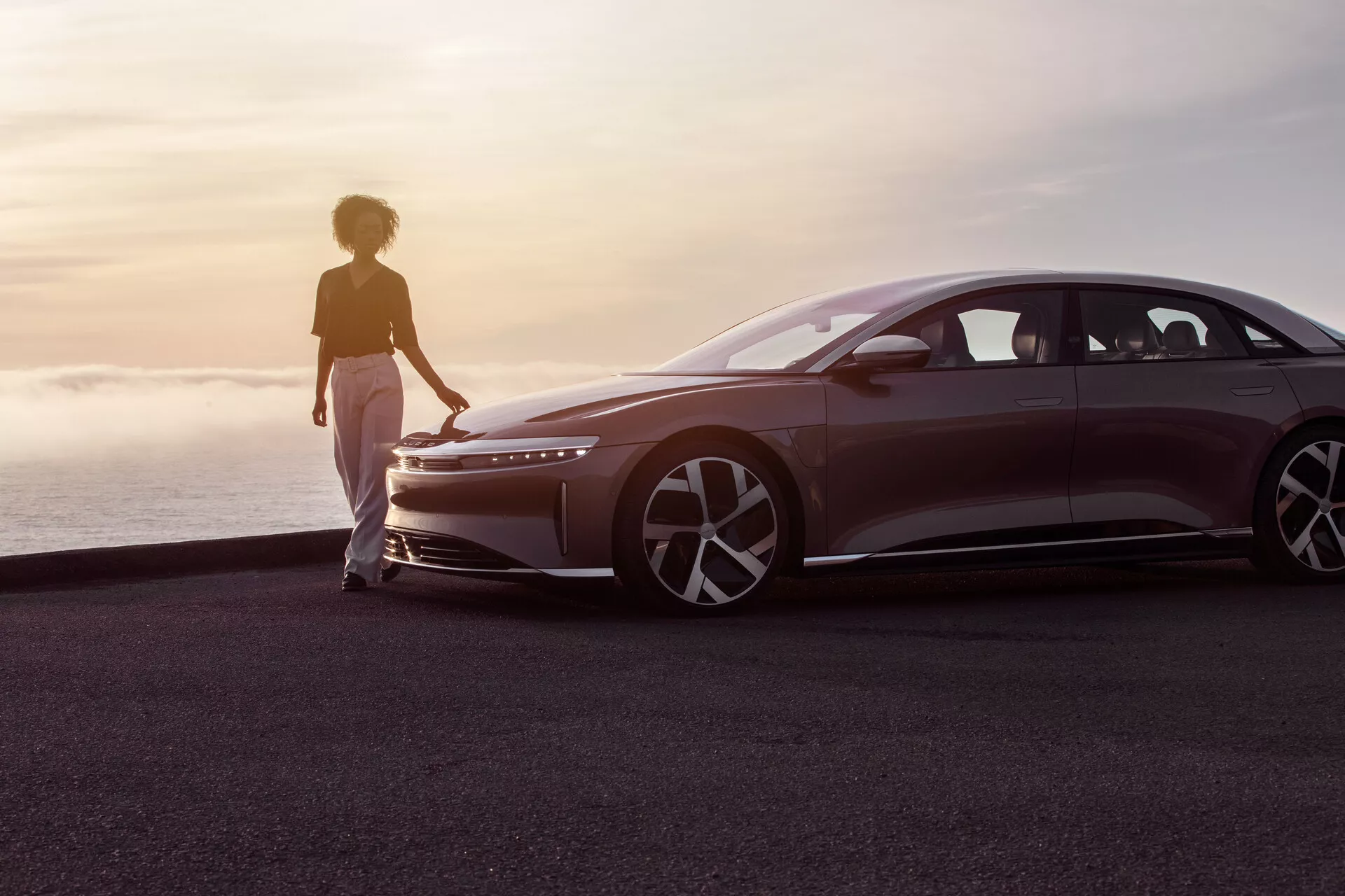 Lucid Air 2022 (1ª geração) sedã de luxo elétrico com design exterior elegante, faróis e lanternas traseiras modernos, rodas estilizadas e tecnologia avançada para condução autônoma.