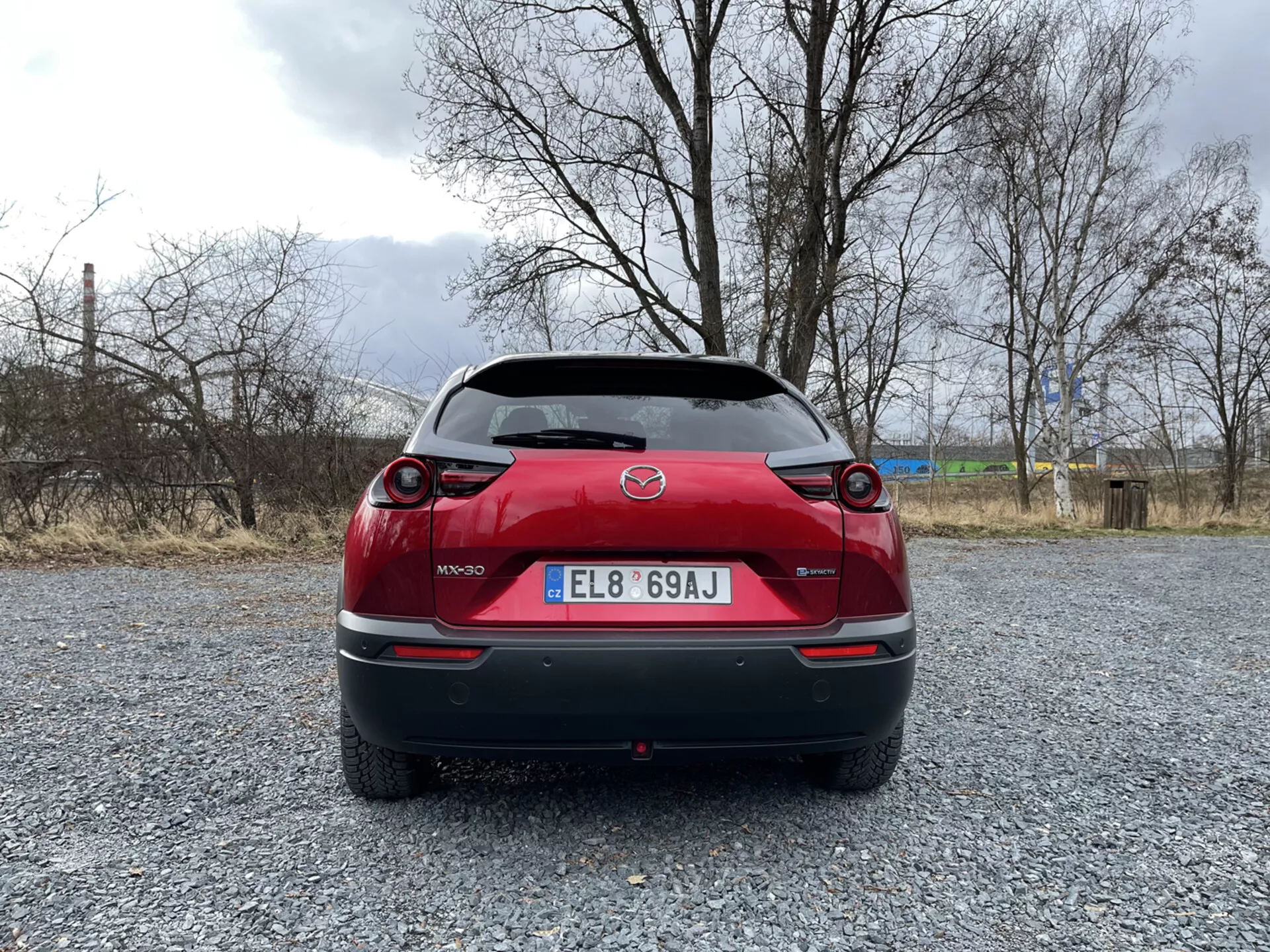 Mazda MX-30 de 2020 na cor metálica elegante mostrando seu design moderno e tecnologia elétrica, estacionado em uma localização cênica