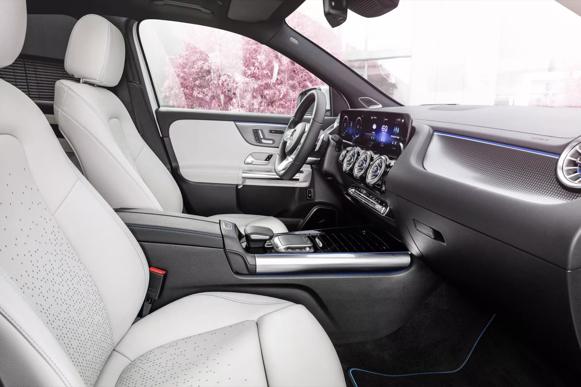 Vista do interior do Mercedes-Benz EQA 2021 destacando o painel de instrumentos, console central e volante, ressaltando a tecnologia moderna do carro e design de luxo