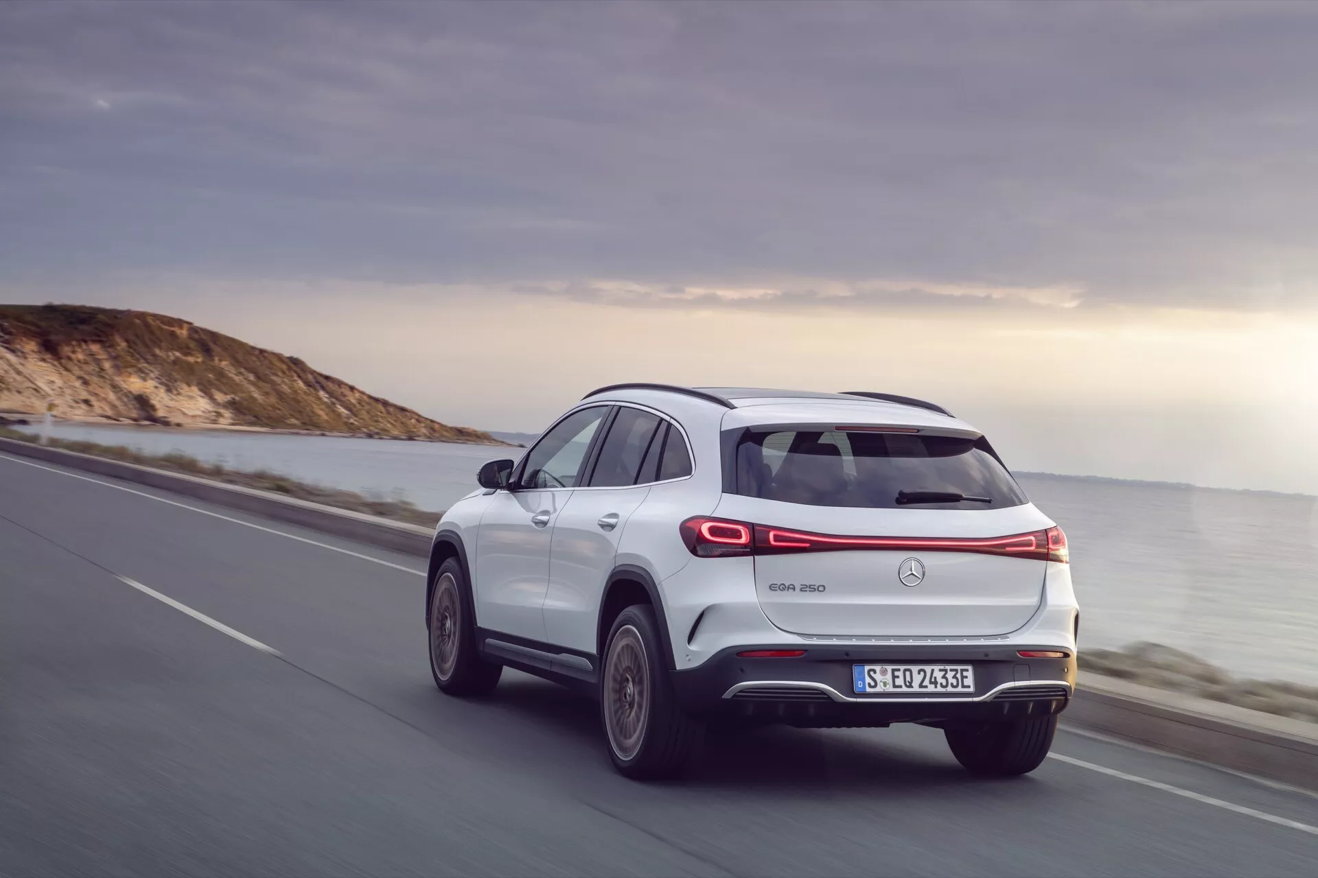 Vista lateral do SUV elétrico Mercedes-Benz EQA 243 de 2021 na autoestrada
