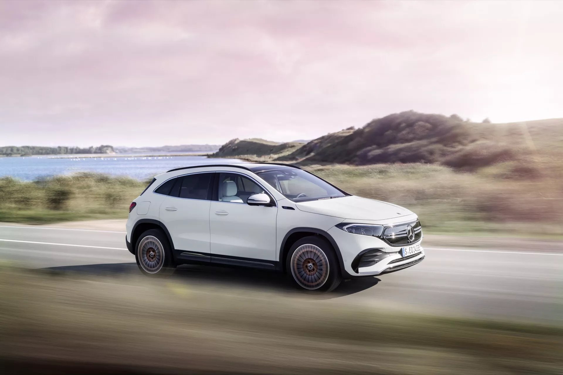 Modelo Mercedes-Benz EQA 243 de 2021 exibindo seu design elegante e trem de força elétrico em uma postura dinâmica