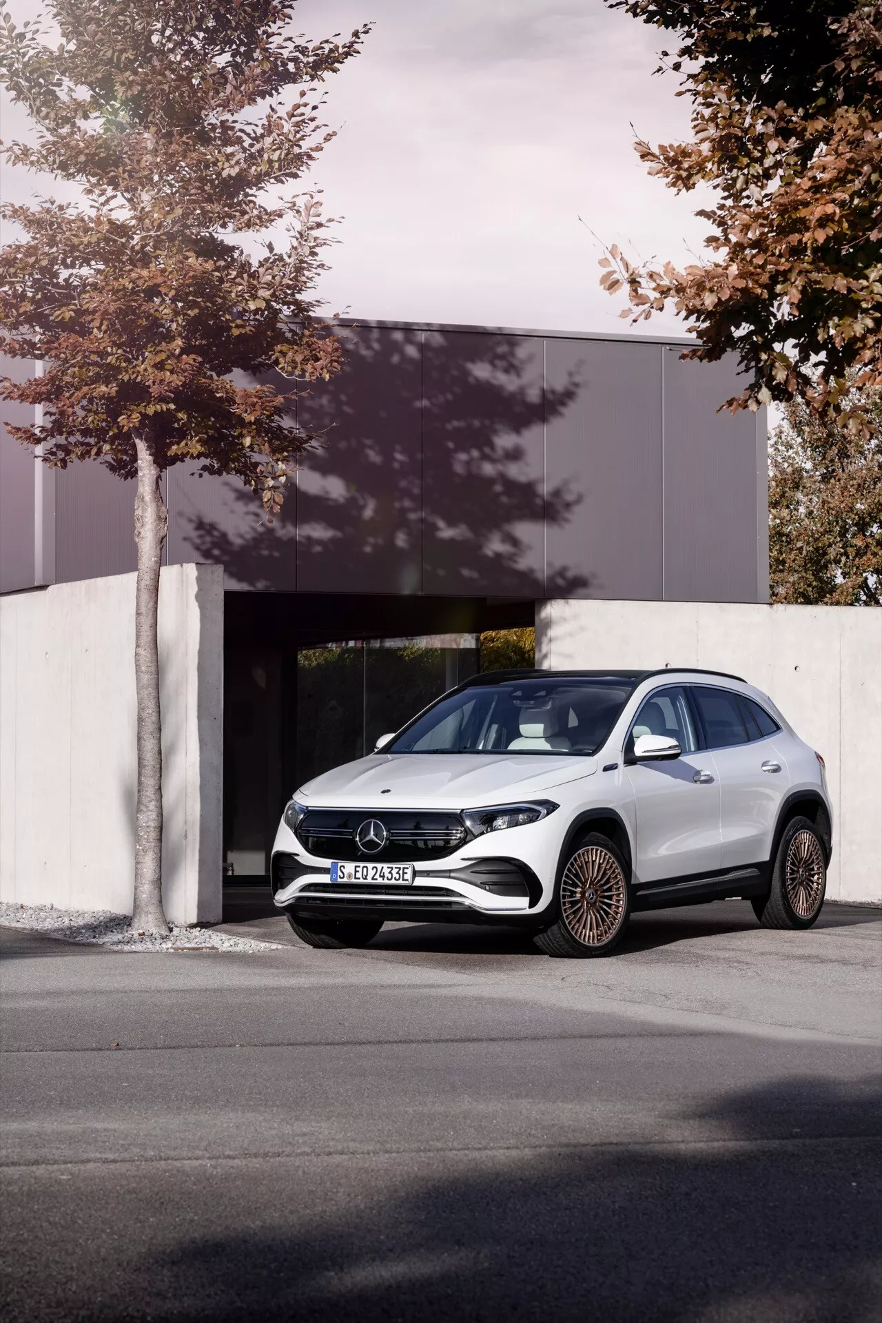 SUV elétrico Mercedes-Benz EQA 243 de 2021 na cor cinza, vista lateral