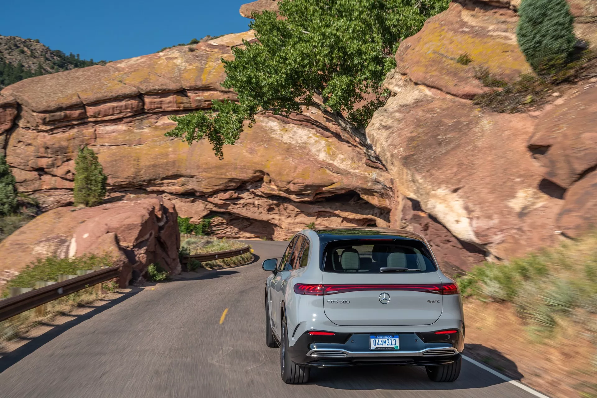 Mercedes EQS SUV 2022 com acabamento prateado elegante, mostrando seu design luxuoso, avançado sistema de acionamento elétrico, interior espaçoso e recursos tecnológicos de ponta.