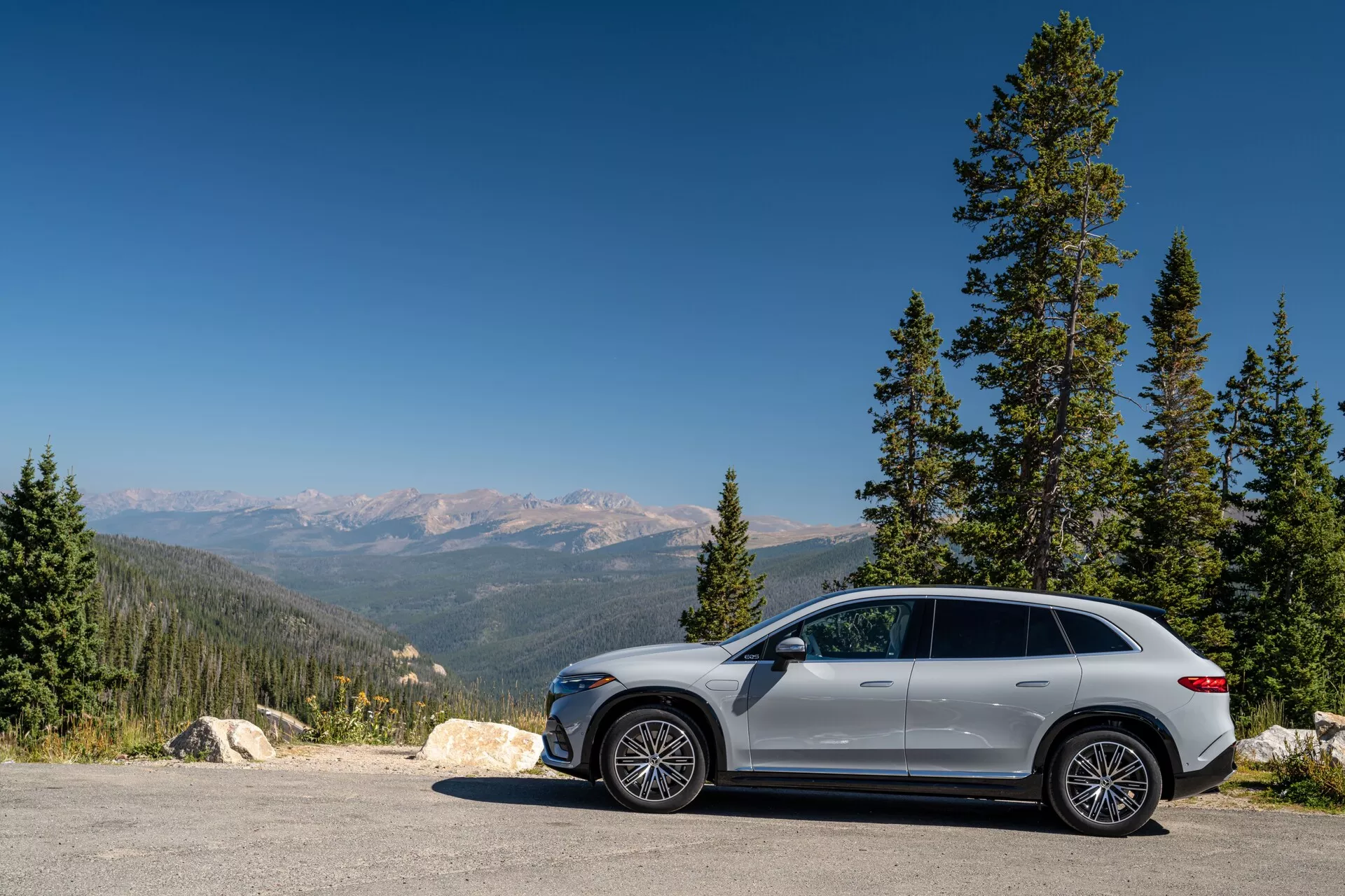 Mercedes EQS SUV 2022 - Modelo 296, apresentando um SUV elétrico elegante e sofisticado com interiores luxuosos, tecnologias avançadas como o Hyperscreen, assentos espaçosos e design exterior elegante com faróis LED e linhas de carroçaria otimizadas aerodinamicamente.