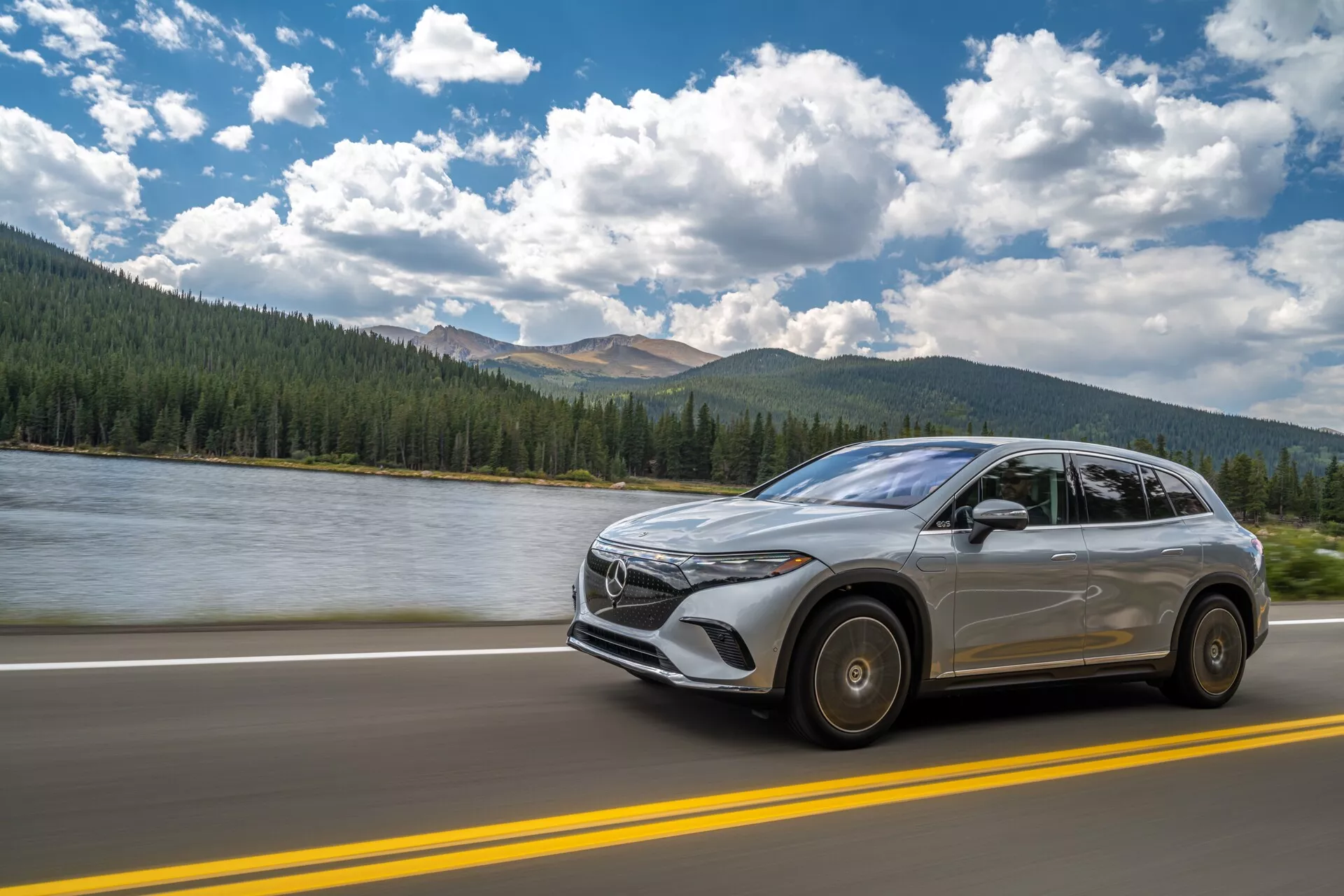 Mercedes EQS SUV 2022 com um design elegante, com tecnologia de ponta, interior luxuoso e um trem de força elétrico ecologicamente correto.