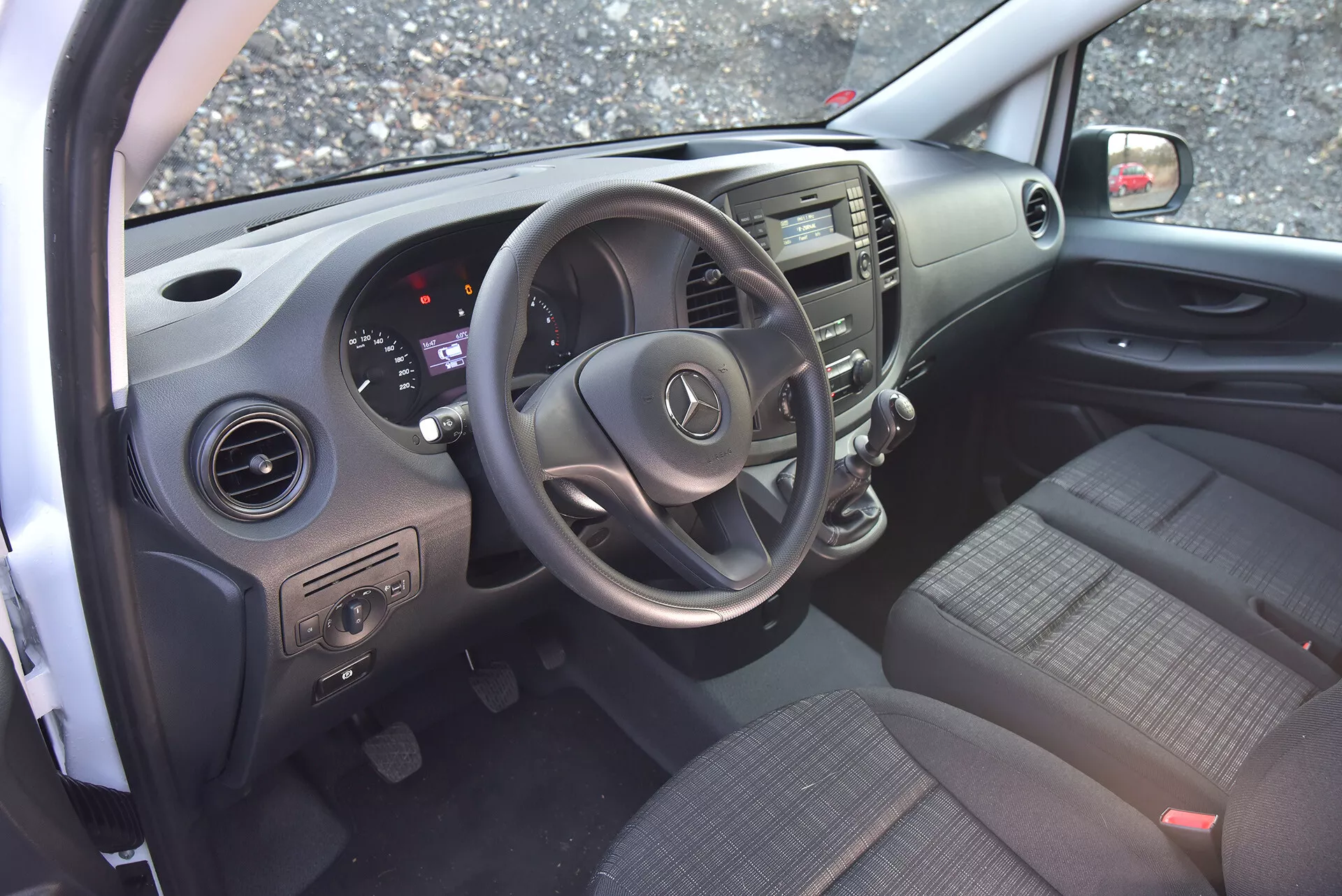 Vista interior do Mercedes-Benz Vito Tourer 2014 focada no lado do motorista com volante, painel de instrumentos e alavanca de câmbio.