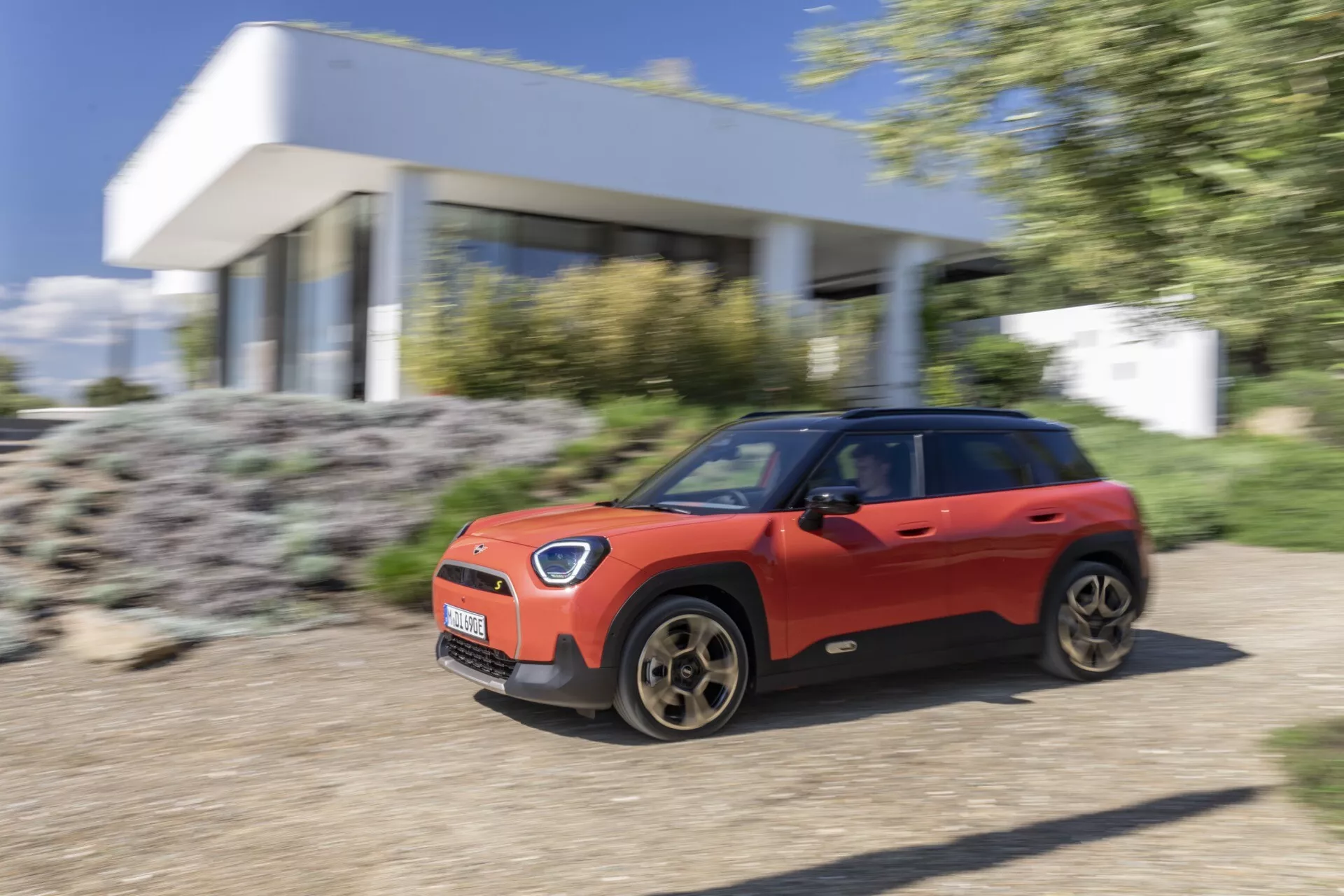 Mini Aceman 2024 (J05) exibindo seu design elegante e compacto, com linhas dinâmicas e tecnologia inovadora