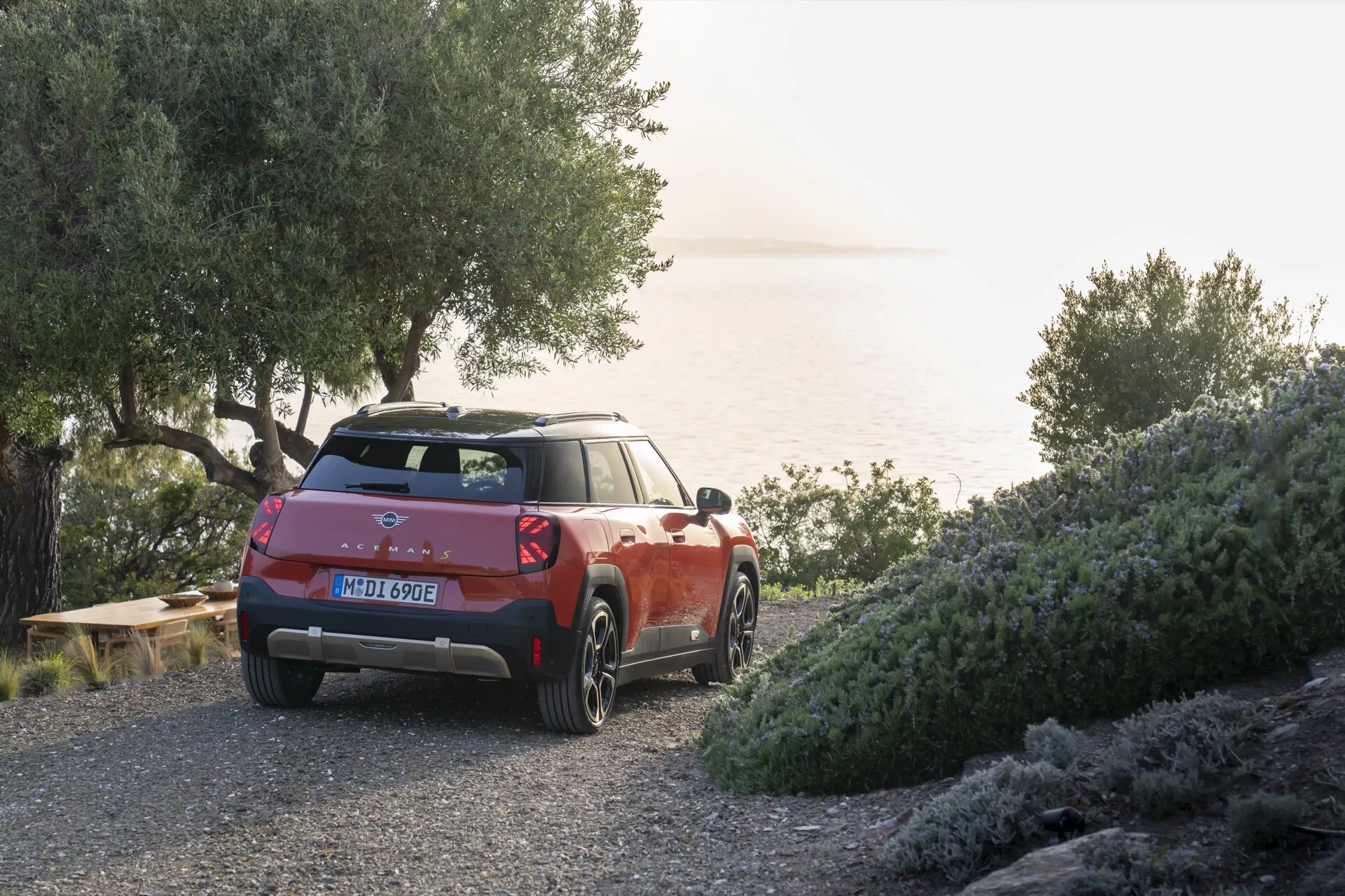 Mini Aceman 2024 (J05) apresentando um design elegante com cores vibrantes, recursos tecnológicos inovadores e motor elétrico ecológico