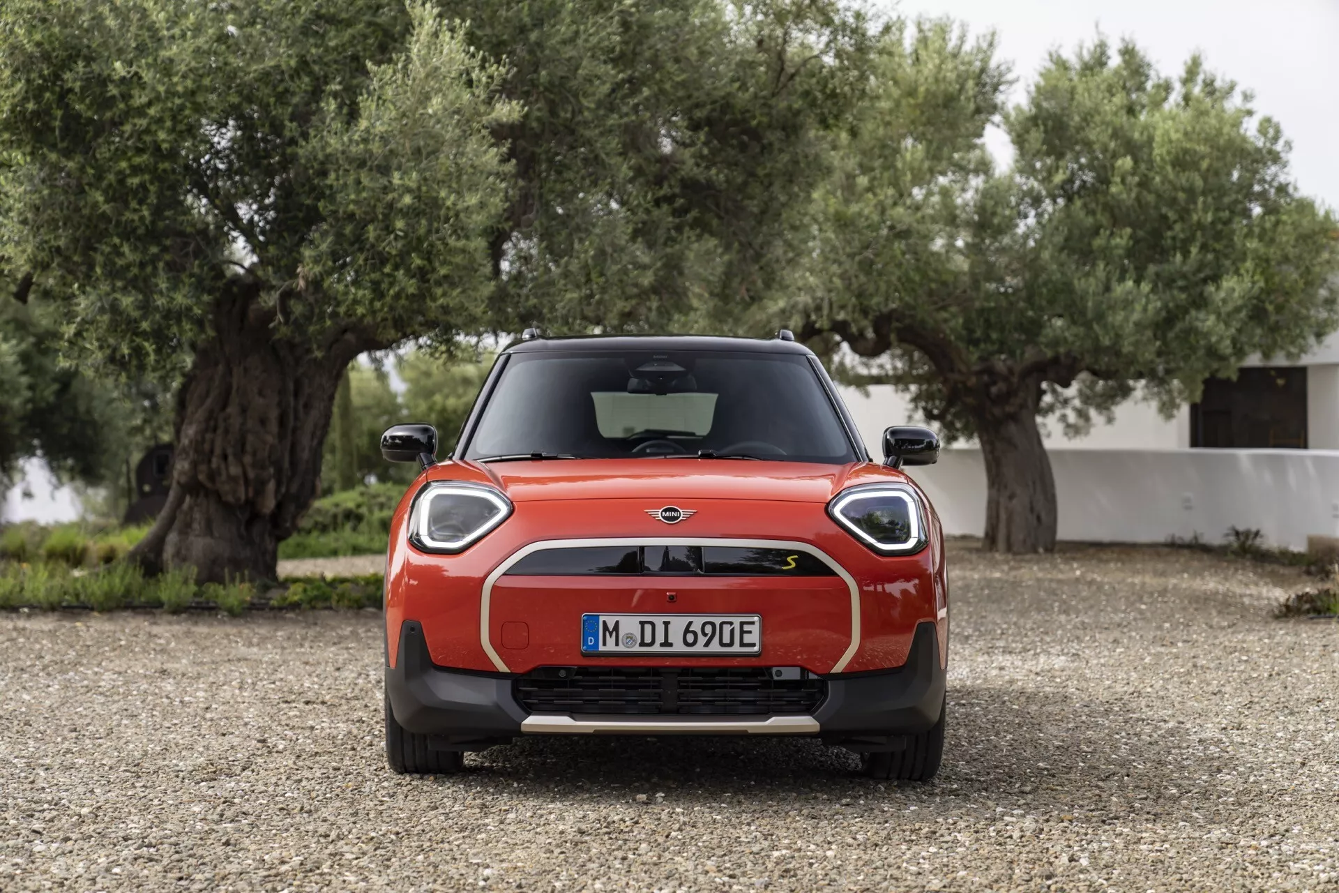 MINI Aceman 2024 (J05) em cor vibrante mostrando seu design elegante e recursos modernos