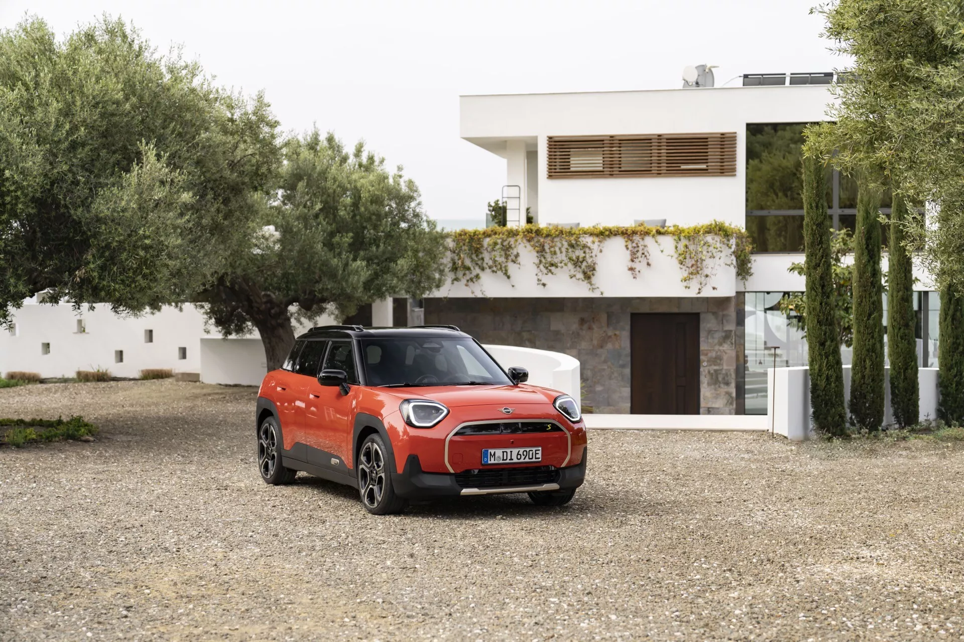 Mini Aceman 2024 (J05) exibindo seu design elegante e recursos futuristas