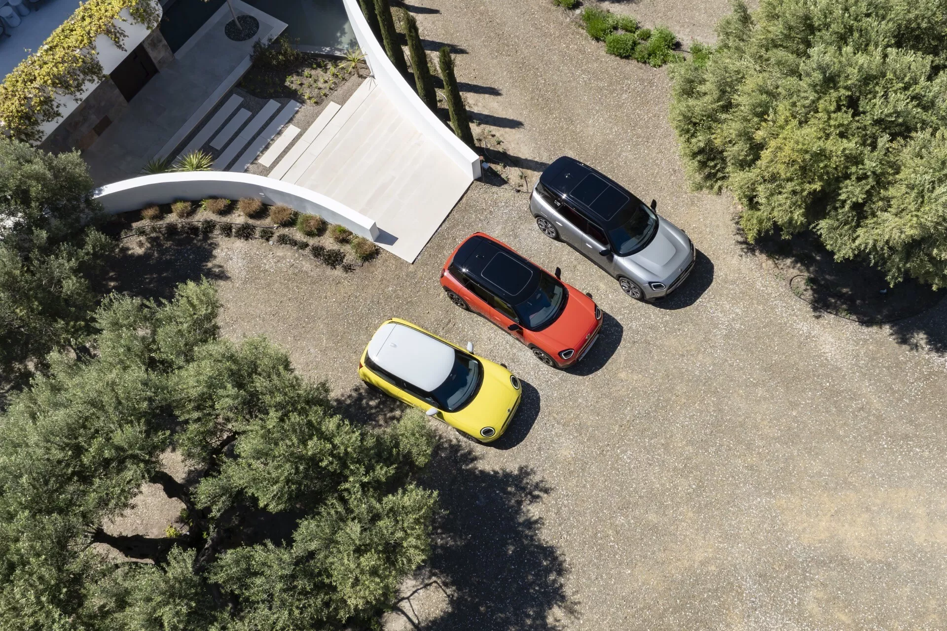O Mini Aceman 2024 (J05) exibe seu design impressionante, com linhas dinâmicas, estatura compacta e integração avançada de tecnologia