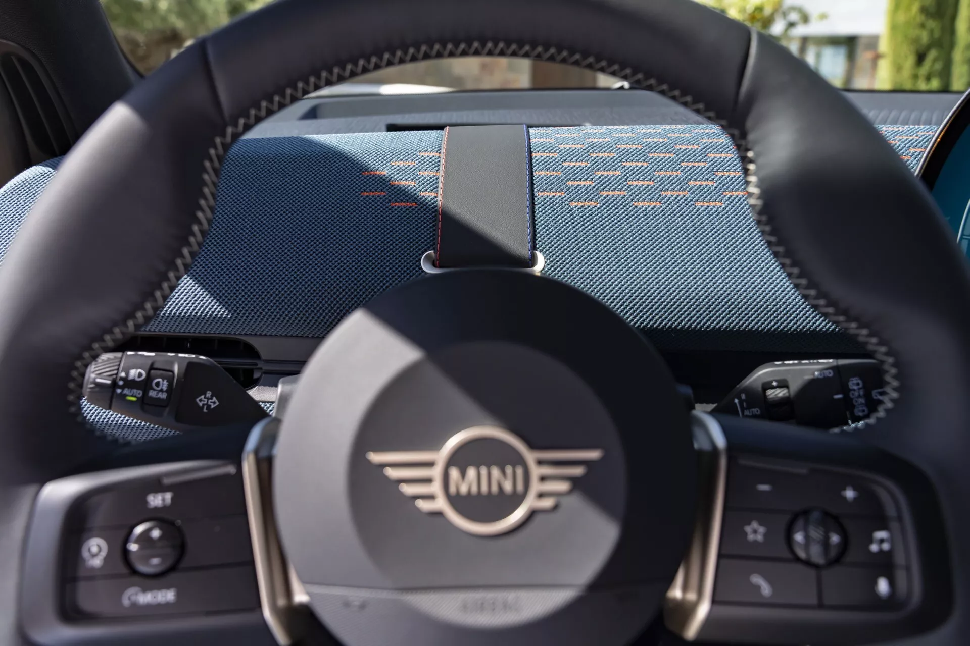 Mini Aceman 2024 (J05) exibindo seu design elegante e recursos avançados