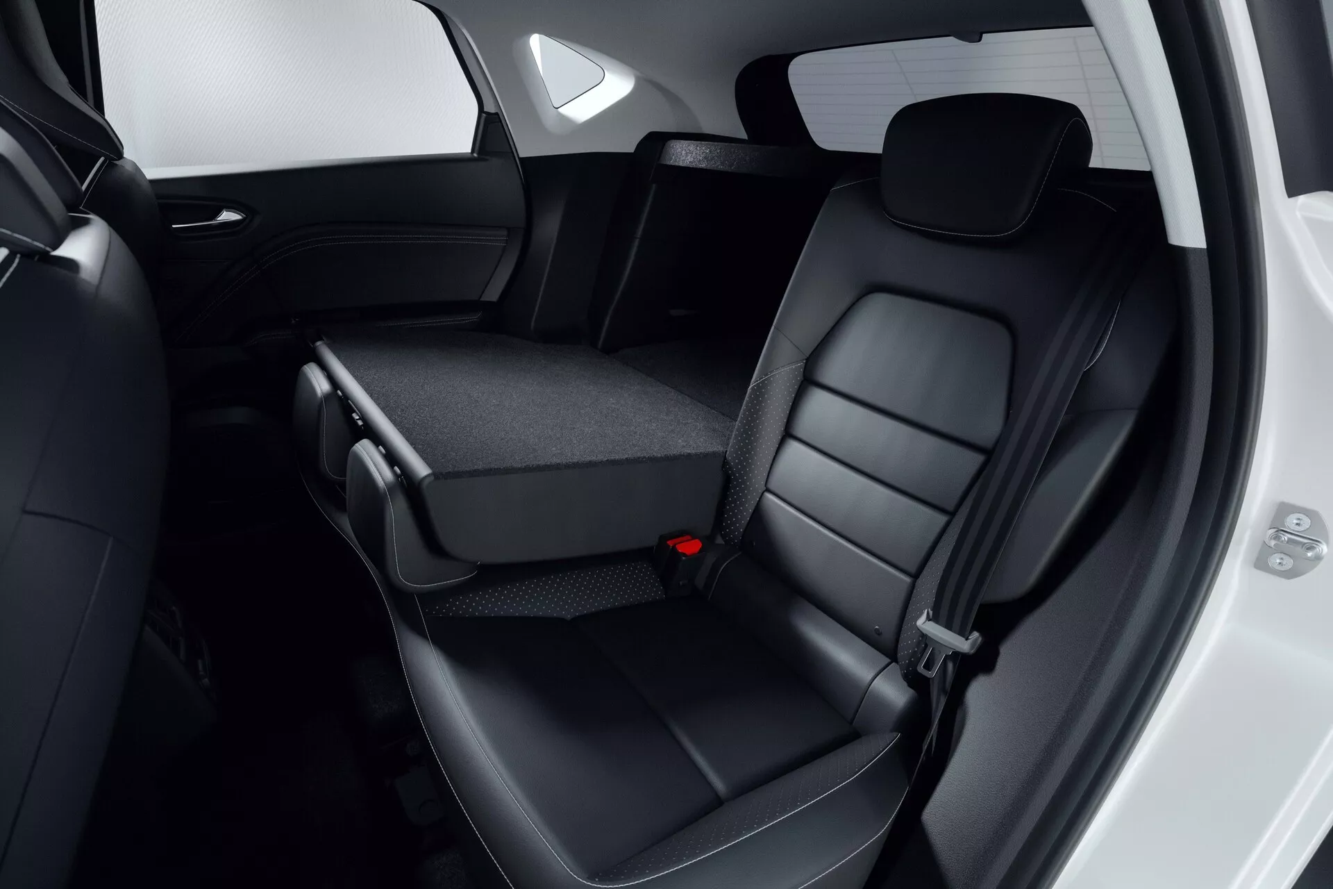 Vista interna da área dos assentos traseiros do Mitsubishi ASX 2023 (2ª geração), com assentos traseiros estofados em couro preto com apoios de cabeça e costuras detalhadas. O banco do meio parcialmente dobrado revela porta-copos ou área de armazenamento, destacando o design dobrável 60/40. A borda da porta do passageiro está aberta, mostrando elementos de design do painel da porta do carro. A imagem foca no conforto, qualidade do material e características de conveniência, atendendo aos modernos padrões de segurança, incluindo cintos de segurança de três pontos.