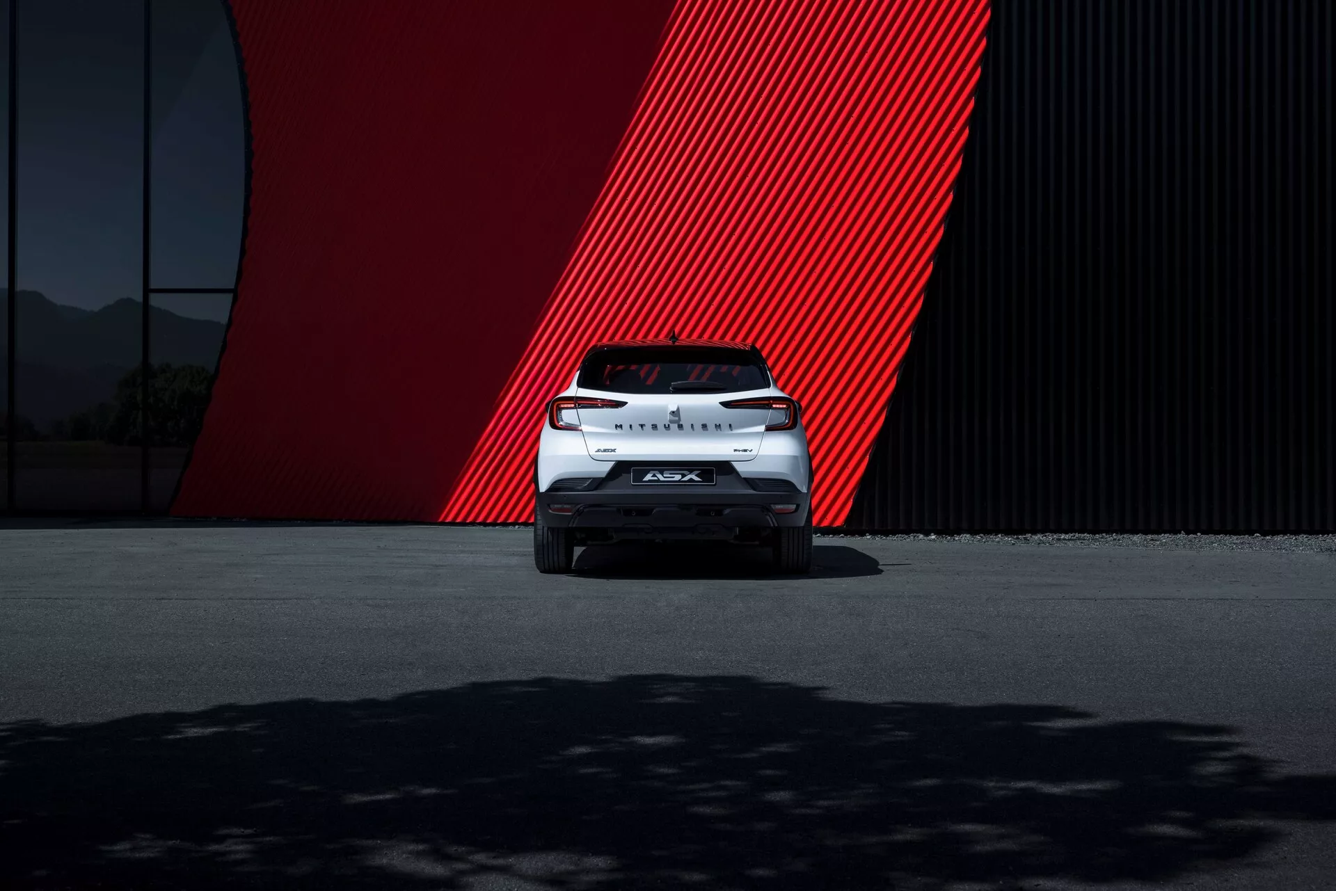 Vista lateral do Mitsubishi ASX 2023 de segunda geração, exibindo seu design elegante, faróis LED modernos e rodas de liga leve estilizadas.