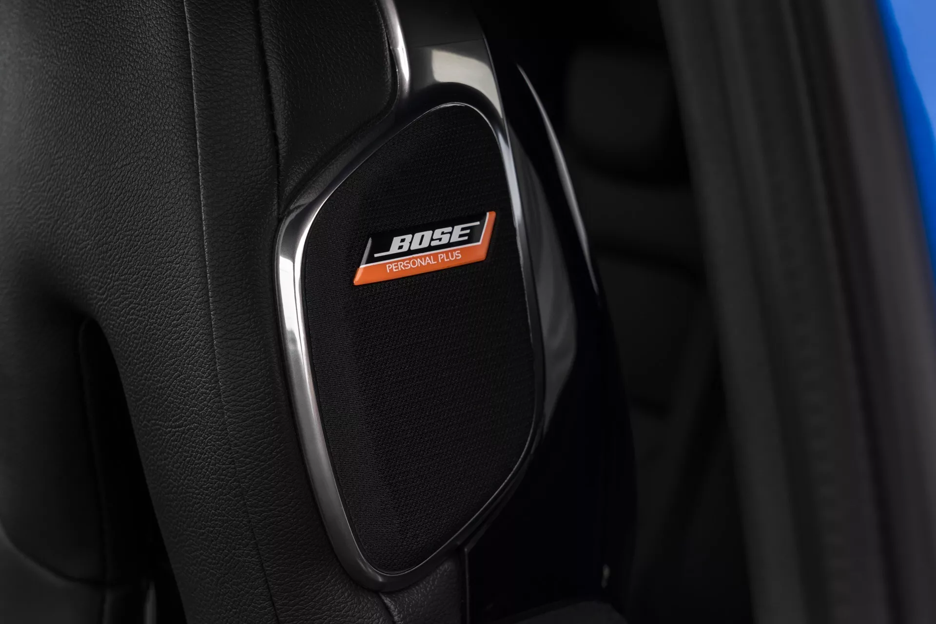 Vista de perto de uma cobertura de alto-falante de marca BOSE de alta qualidade em um Nissan Juke 2019 (F16), destacando a tecnologia do sistema de áudio de alta qualidade dentro de um interior de carro de luxo.