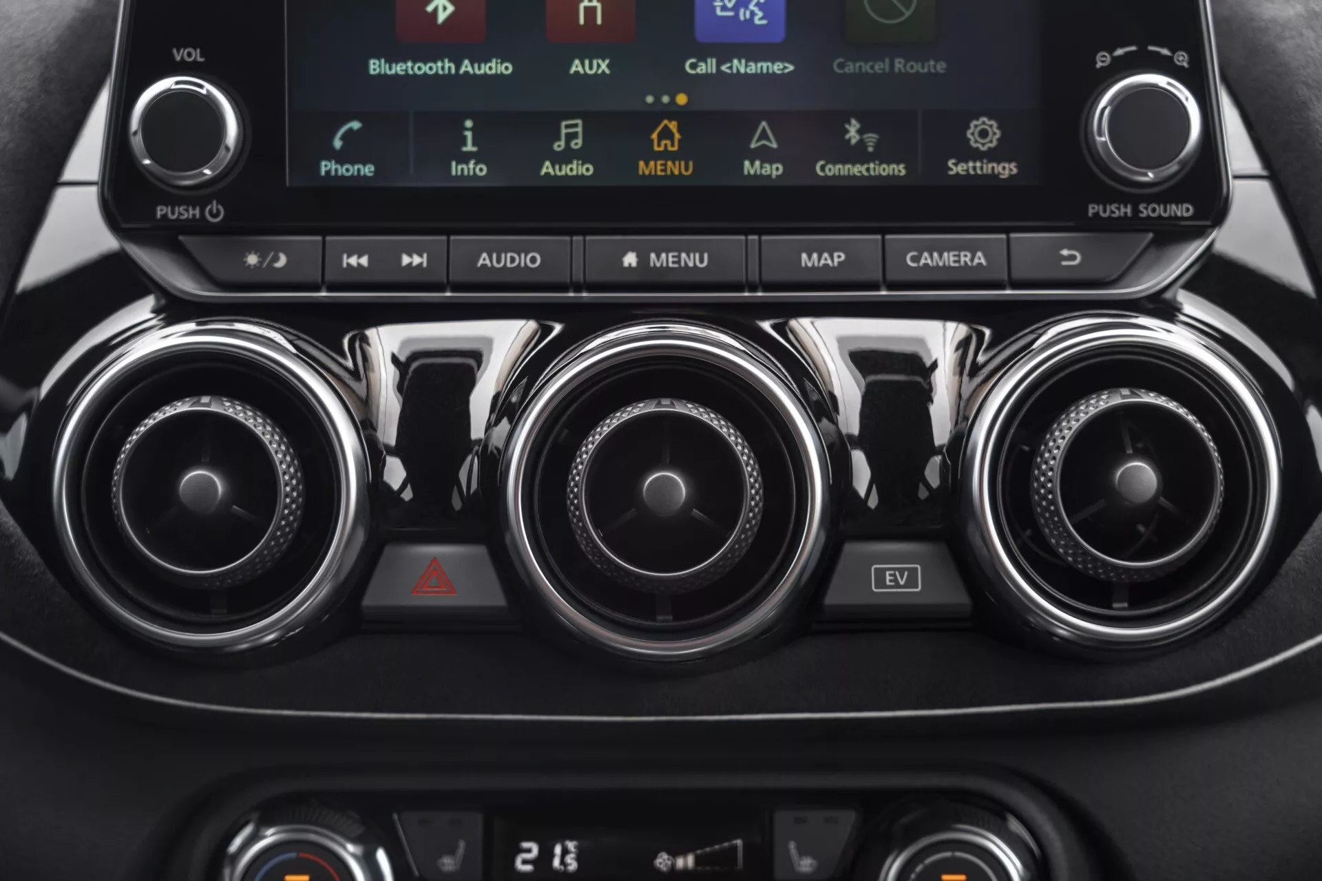 Vista detalhada do console central do Nissan Juke (F16) 2019 com controles de clima, sistema de infotainment com tela touchscreen incluindo modo EV, saídas de ar metálicas e painel de controle do clima