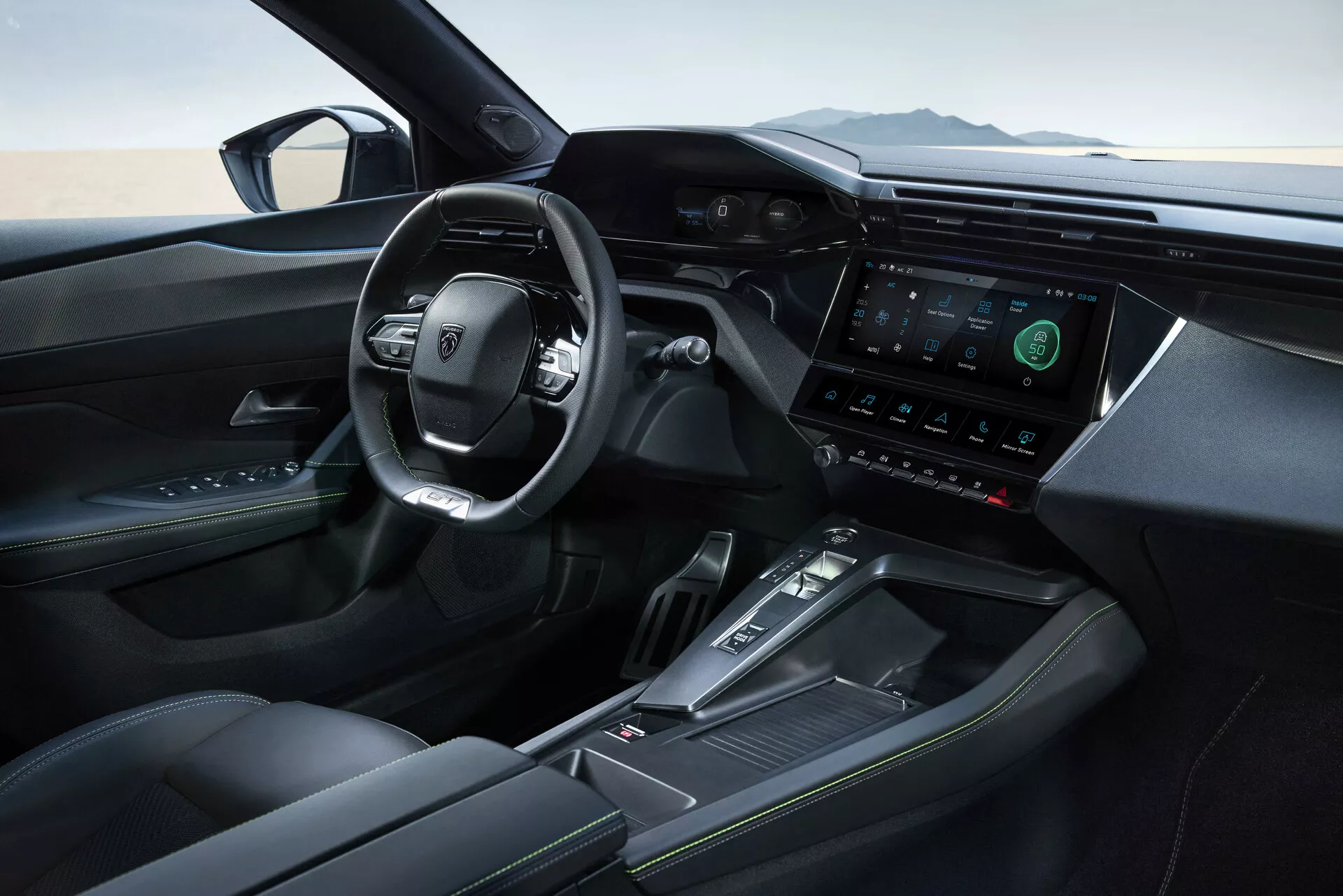 Vista interior do Peugeot 408 de 2023 focada na cabine frontal luxuosa com display de painel digital, volante multifuncional, console central elegante com e-shift, assentos de couro confortáveis e sistemas avançados de assistência ao motorista.